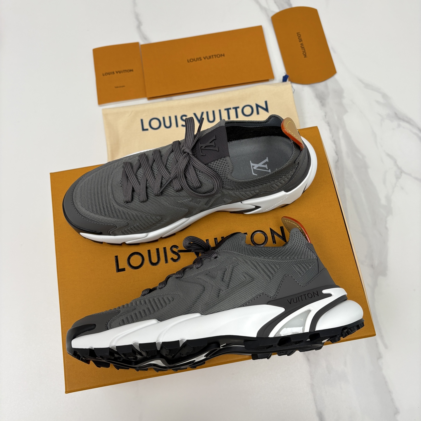 💋💍L家新品 飞织休闲运动鞋 不止奢潮，更是脚感与格调的双重盛宴。 这双鞋是 Lou*s Vuitto*