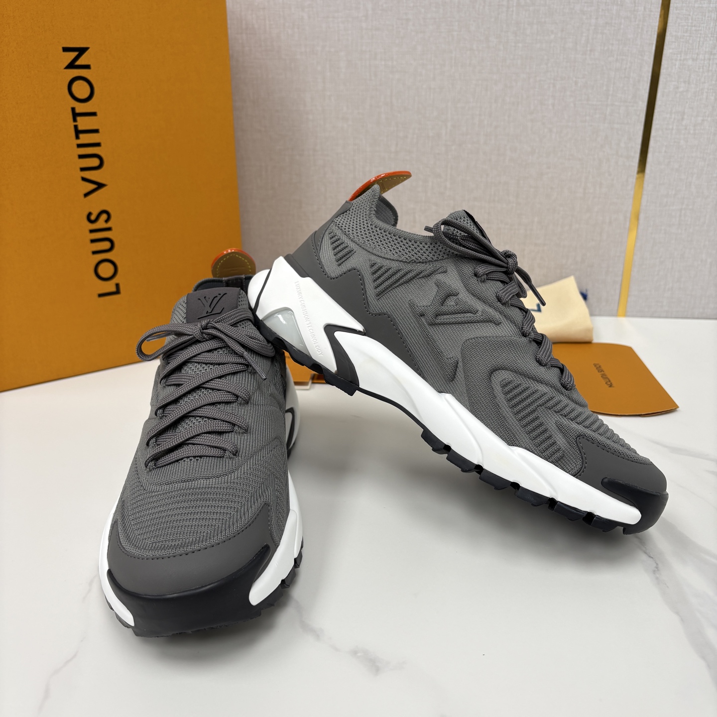 💋💍L家新品 飞织休闲运动鞋 不止奢潮，更是脚感与格调的双重盛宴。 这双鞋是 Lou*s Vuitto*