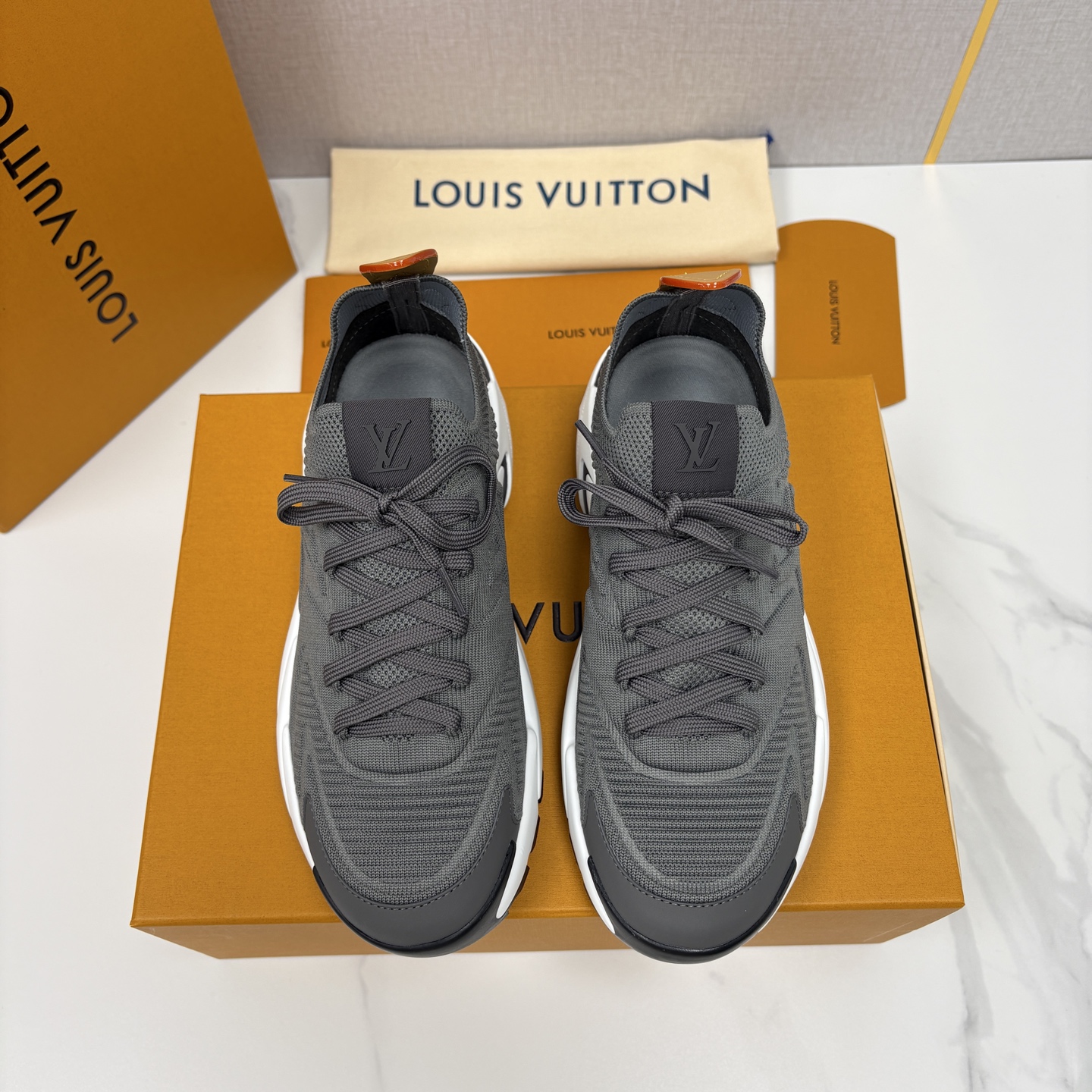 💋💍L家新品 飞织休闲运动鞋 不止奢潮，更是脚感与格调的双重盛宴。 这双鞋是 Lou*s Vuitto*