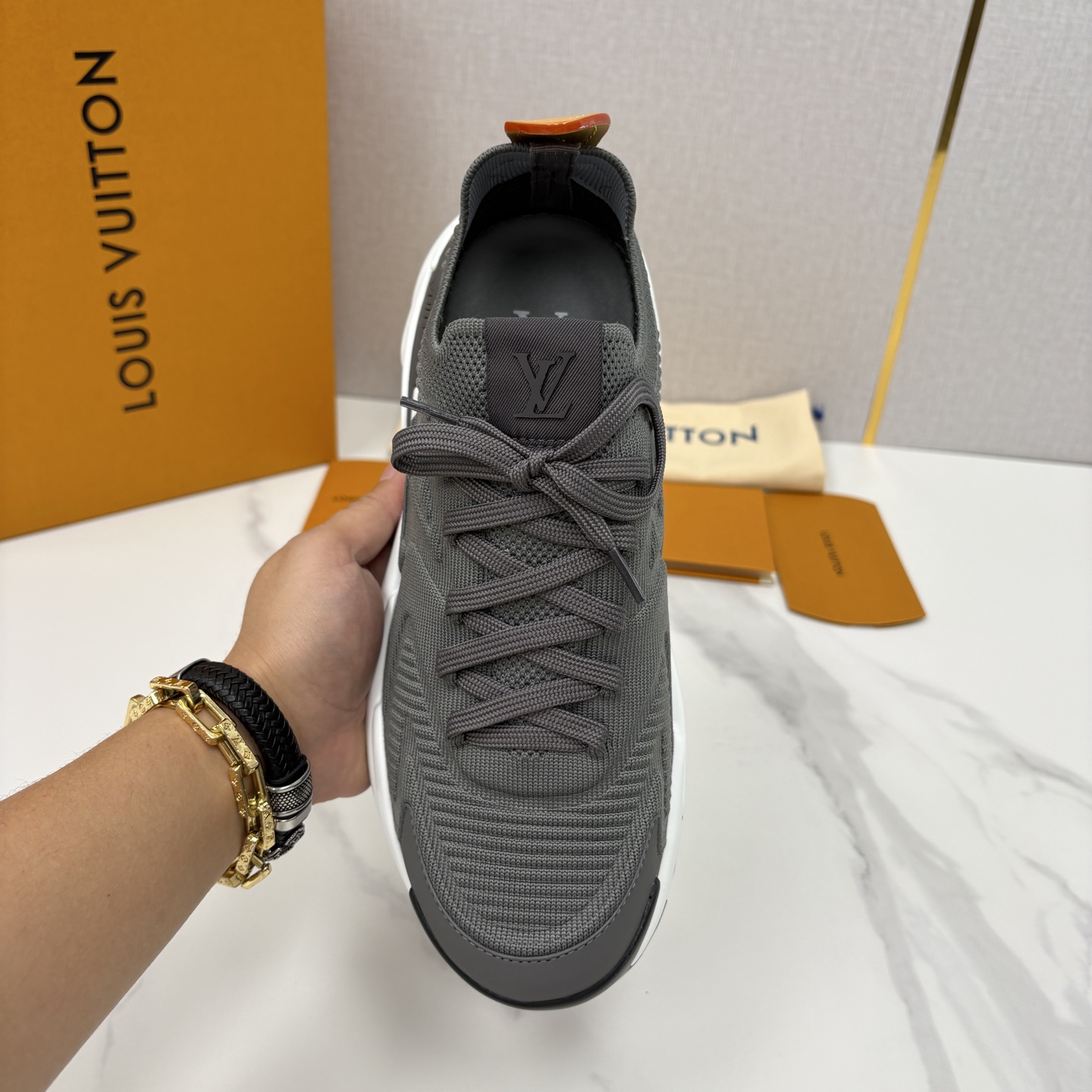 💋💍L家新品 飞织休闲运动鞋 不止奢潮，更是脚感与格调的双重盛宴。 这双鞋是 Lou*s Vuitto*