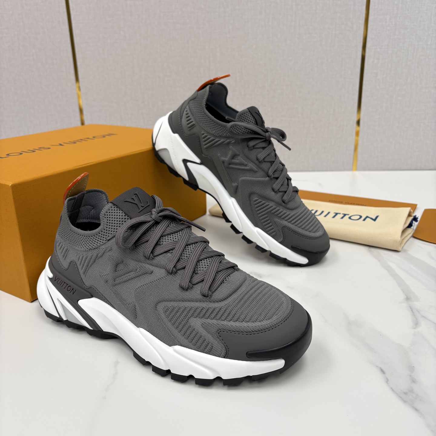 💋💍L家新品 飞织休闲运动鞋 不止奢潮，更是脚感与格调的双重盛宴。 这双鞋是 Lou*s Vuitto*
