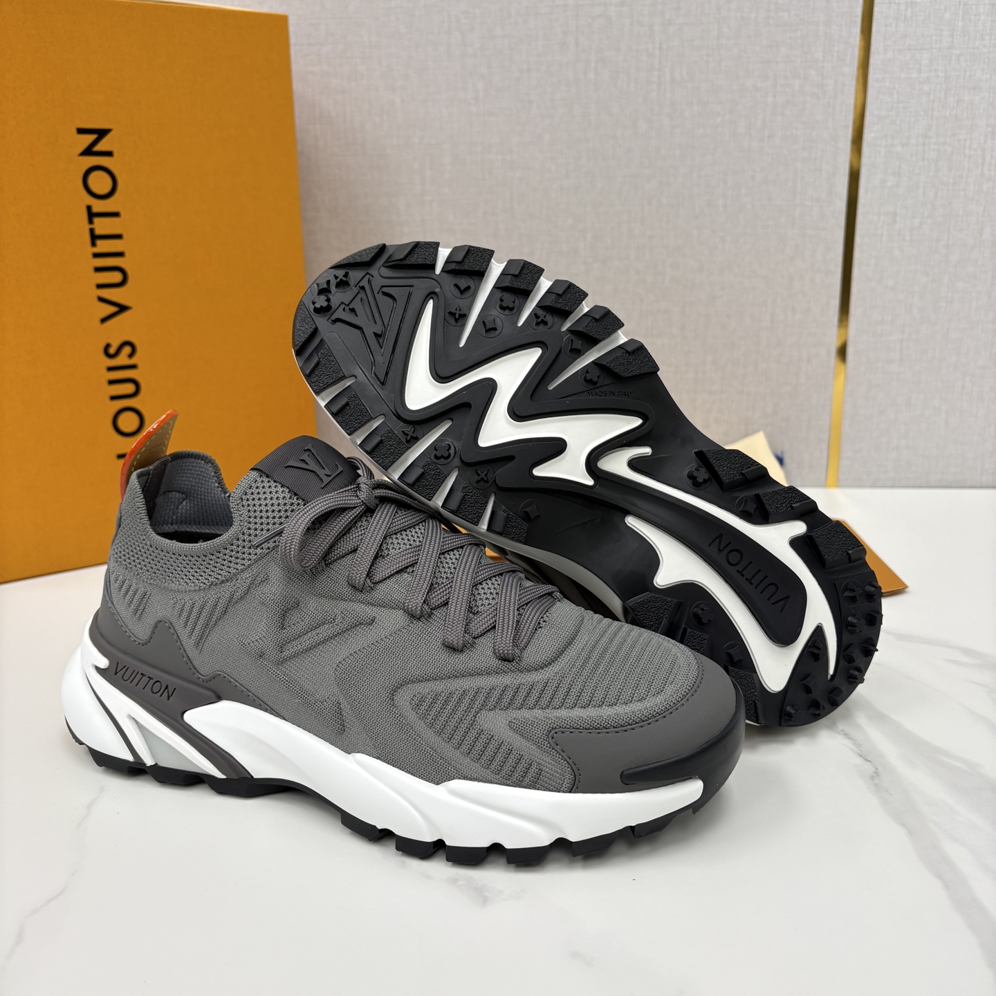 💋💍L家新品 飞织休闲运动鞋 不止奢潮，更是脚感与格调的双重盛宴。 这双鞋是 Lou*s Vuitto*
