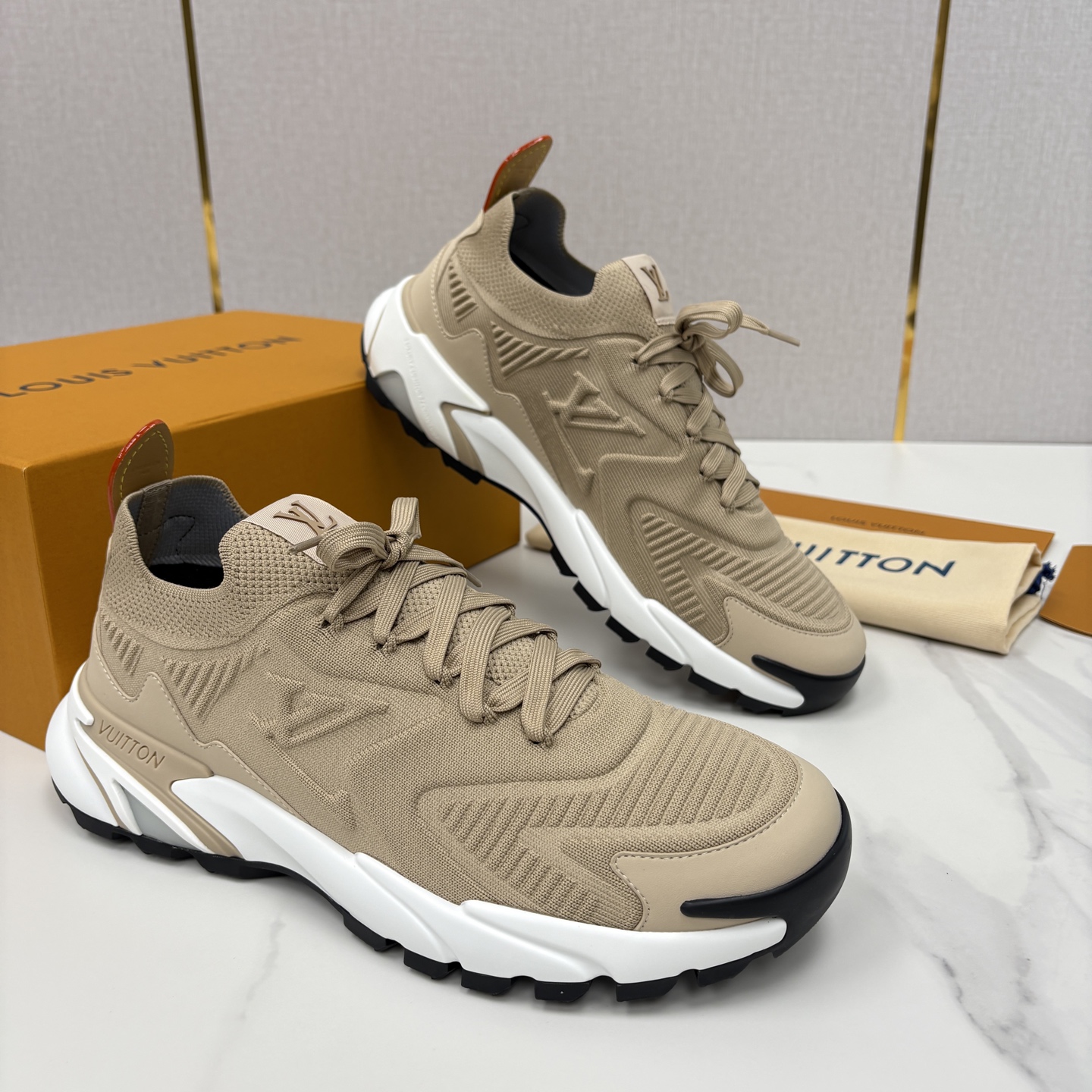 💋💍L家新品 飞织休闲运动鞋 不止奢潮，更是脚感与格调的双重盛宴。 这双鞋是 Lou*s Vuitto*