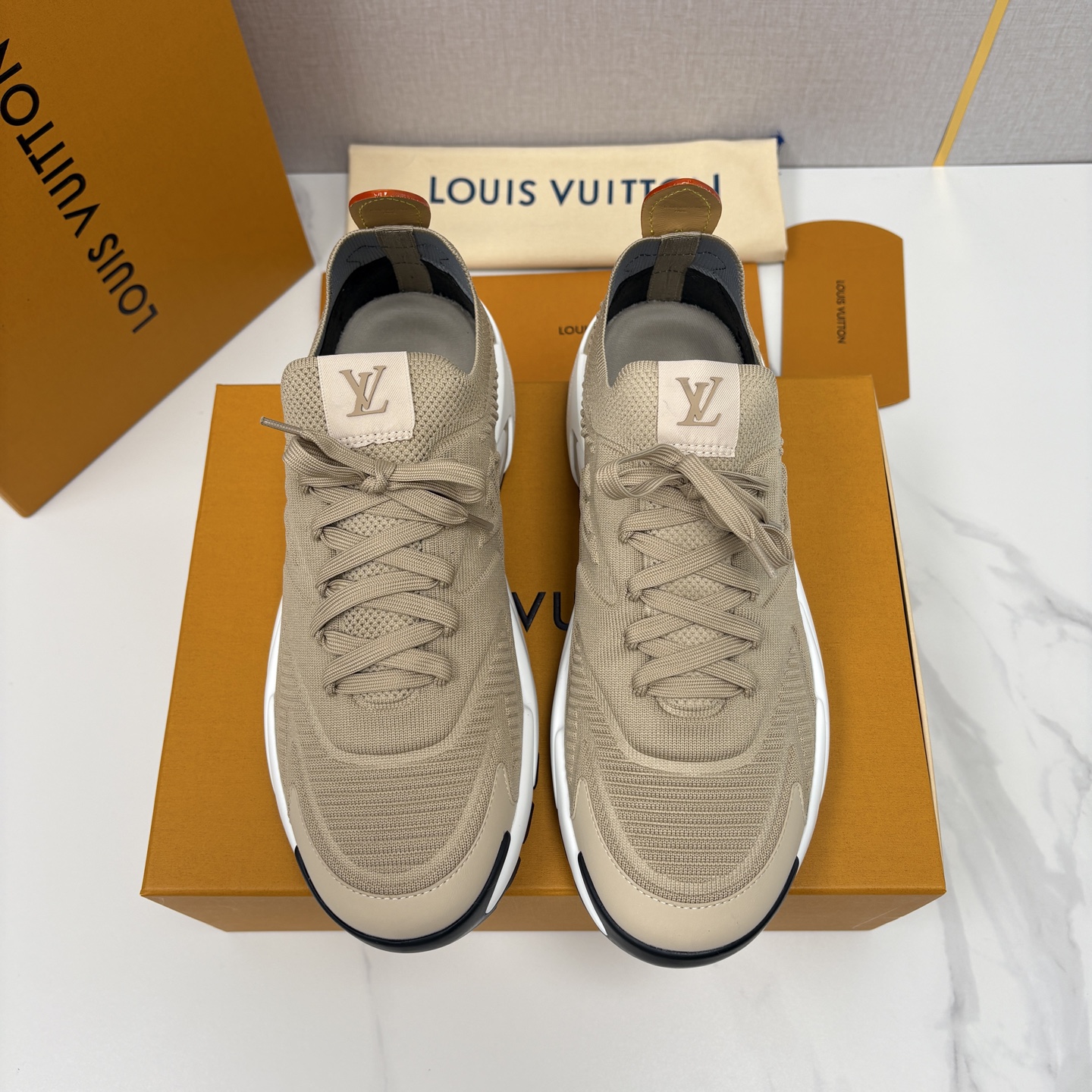💋💍L家新品 飞织休闲运动鞋 不止奢潮，更是脚感与格调的双重盛宴。 这双鞋是 Lou*s Vuitto*