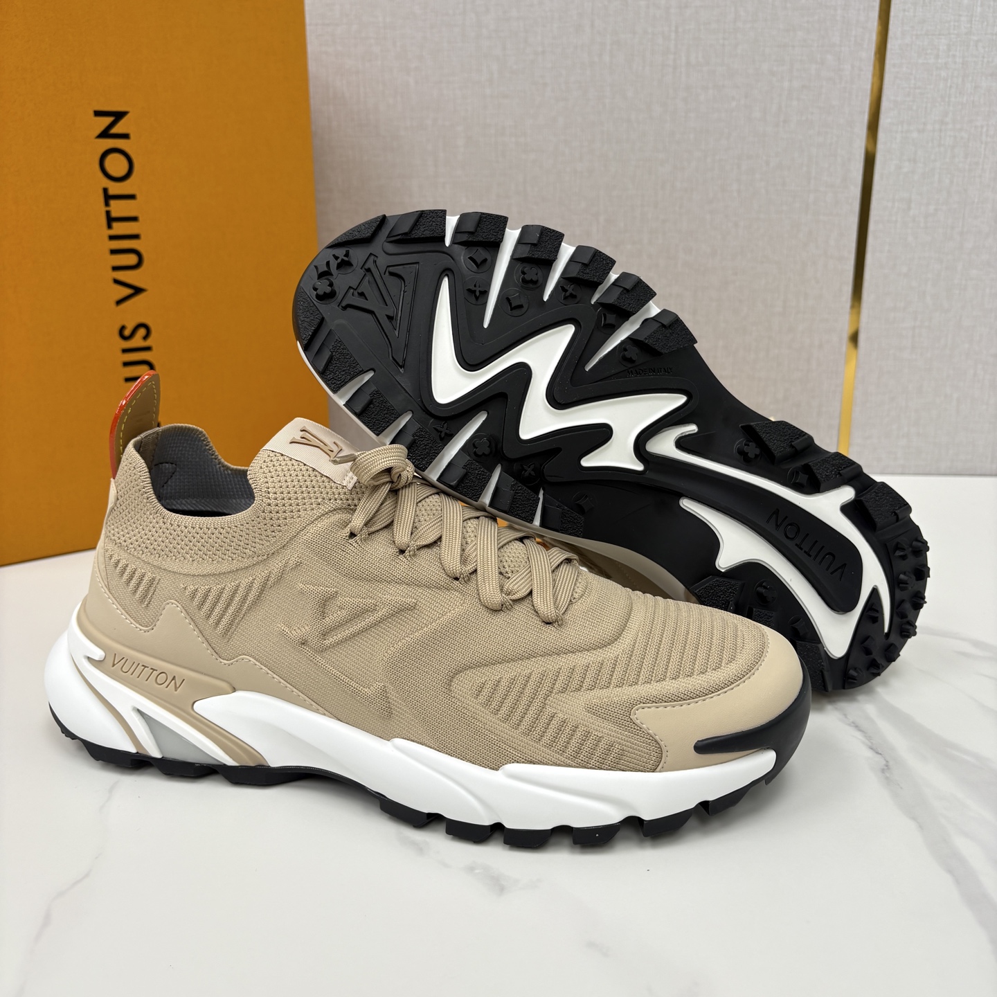 💋💍L家新品 飞织休闲运动鞋 不止奢潮，更是脚感与格调的双重盛宴。 这双鞋是 Lou*s Vuitto*