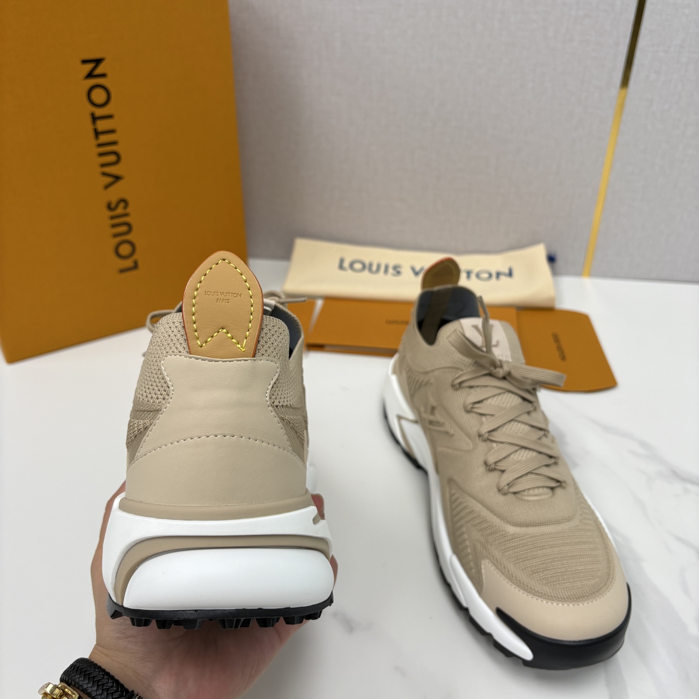 💋💍L家新品 飞织休闲运动鞋 不止奢潮，更是脚感与格调的双重盛宴。 这双鞋是 Lou*s Vuitto*