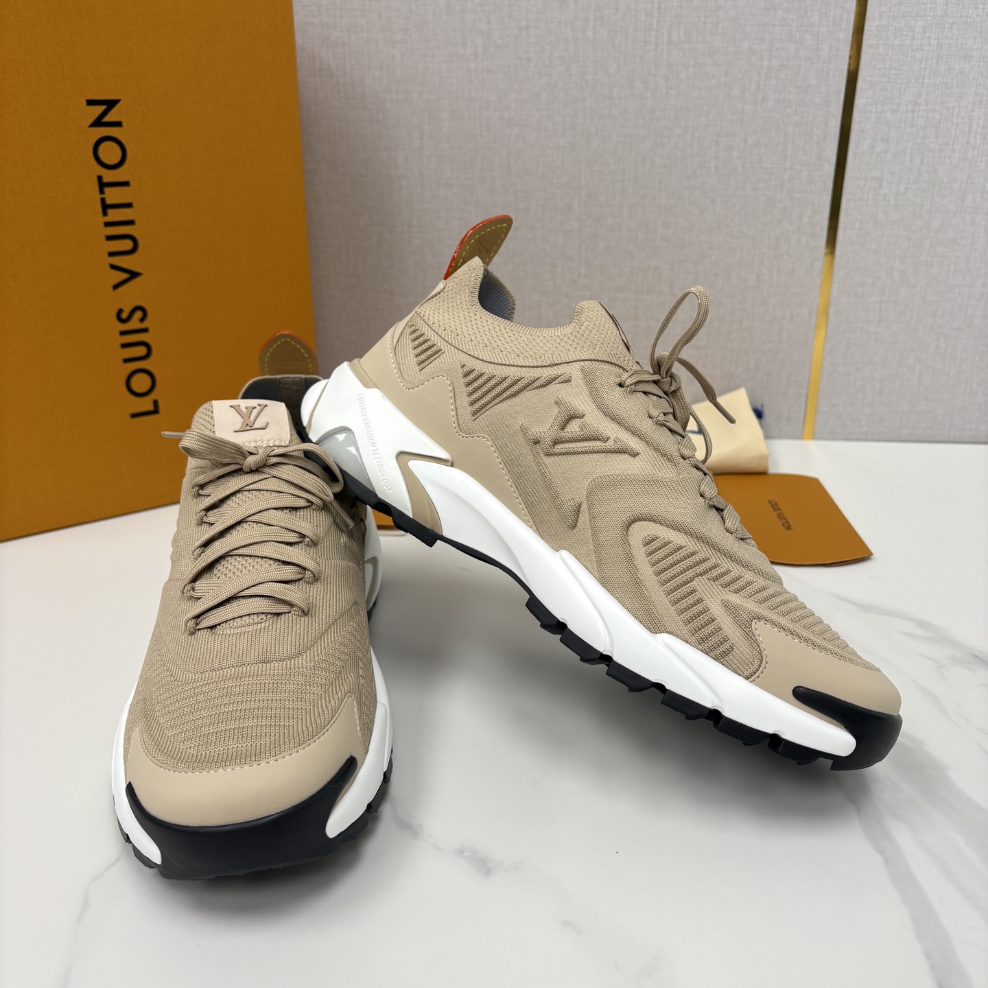 💋💍L家新品 飞织休闲运动鞋 不止奢潮，更是脚感与格调的双重盛宴。 这双鞋是 Lou*s Vuitto*