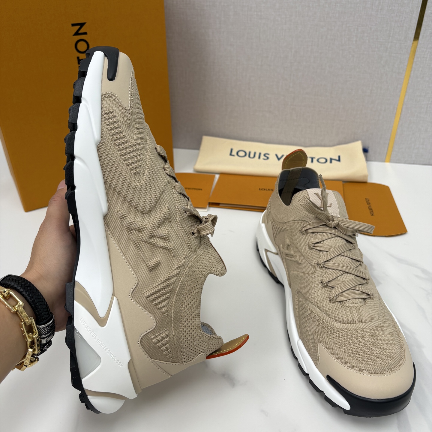 💋💍L家新品 飞织休闲运动鞋 不止奢潮，更是脚感与格调的双重盛宴。 这双鞋是 Lou*s Vuitto*
