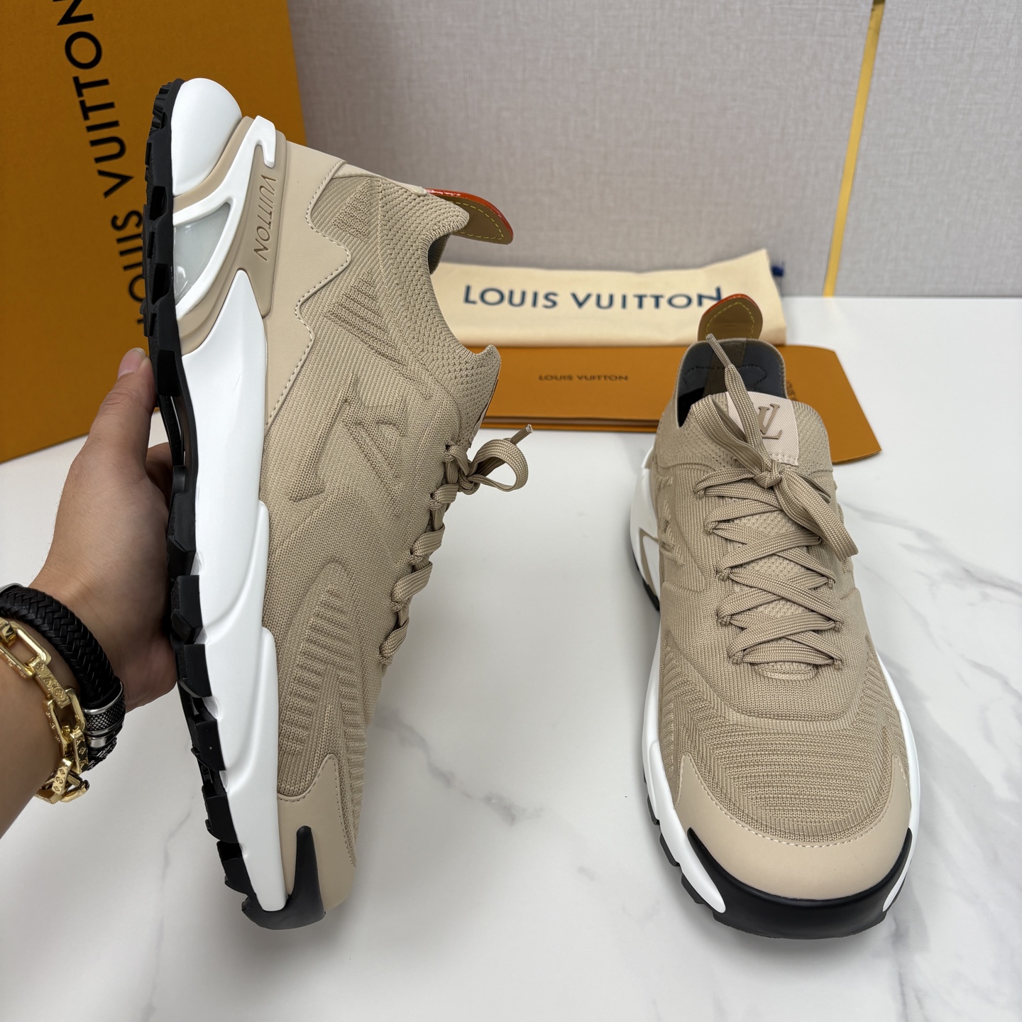 💋💍L家新品 飞织休闲运动鞋 不止奢潮，更是脚感与格调的双重盛宴。 这双鞋是 Lou*s Vuitto*
