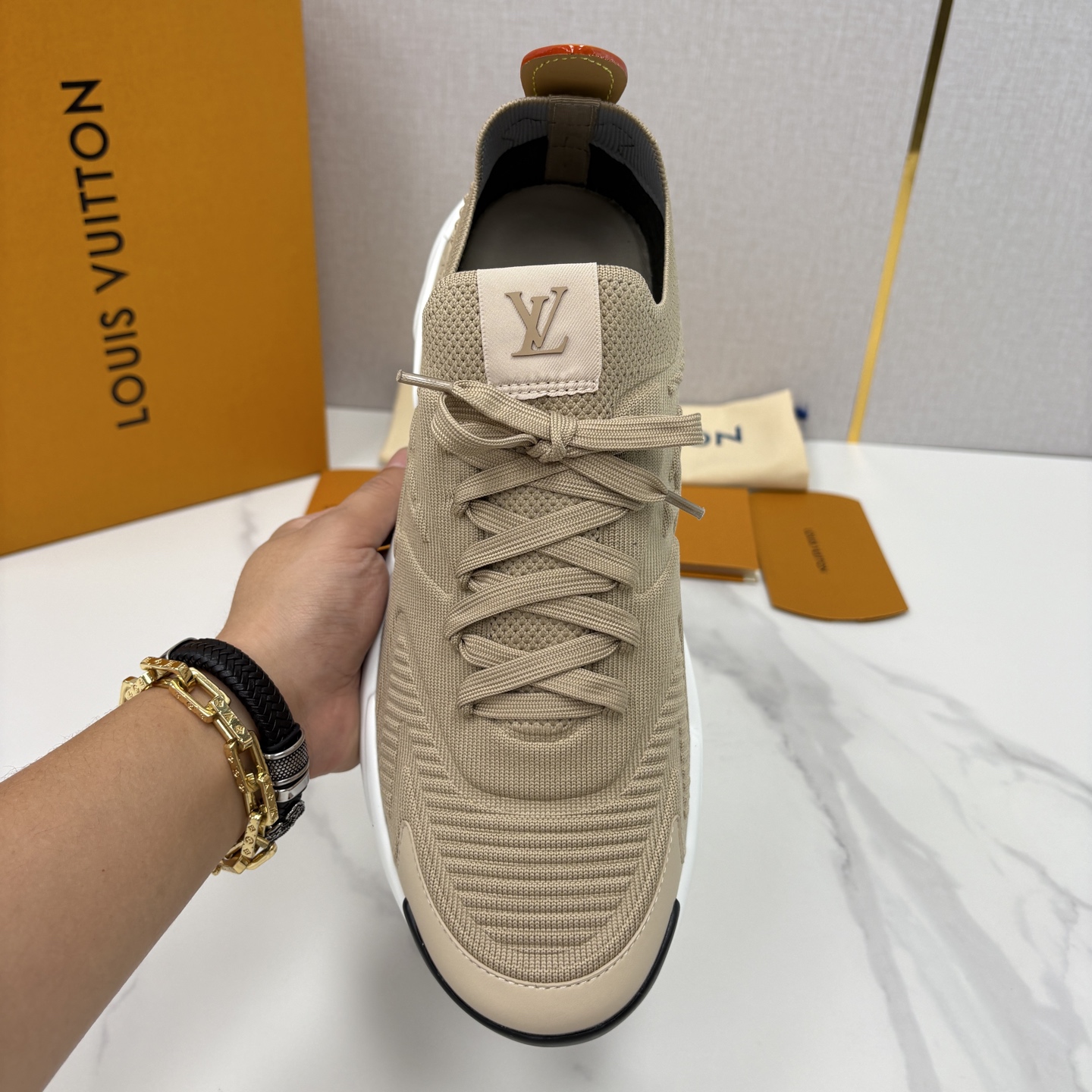 💋💍L家新品 飞织休闲运动鞋 不止奢潮，更是脚感与格调的双重盛宴。 这双鞋是 Lou*s Vuitto*