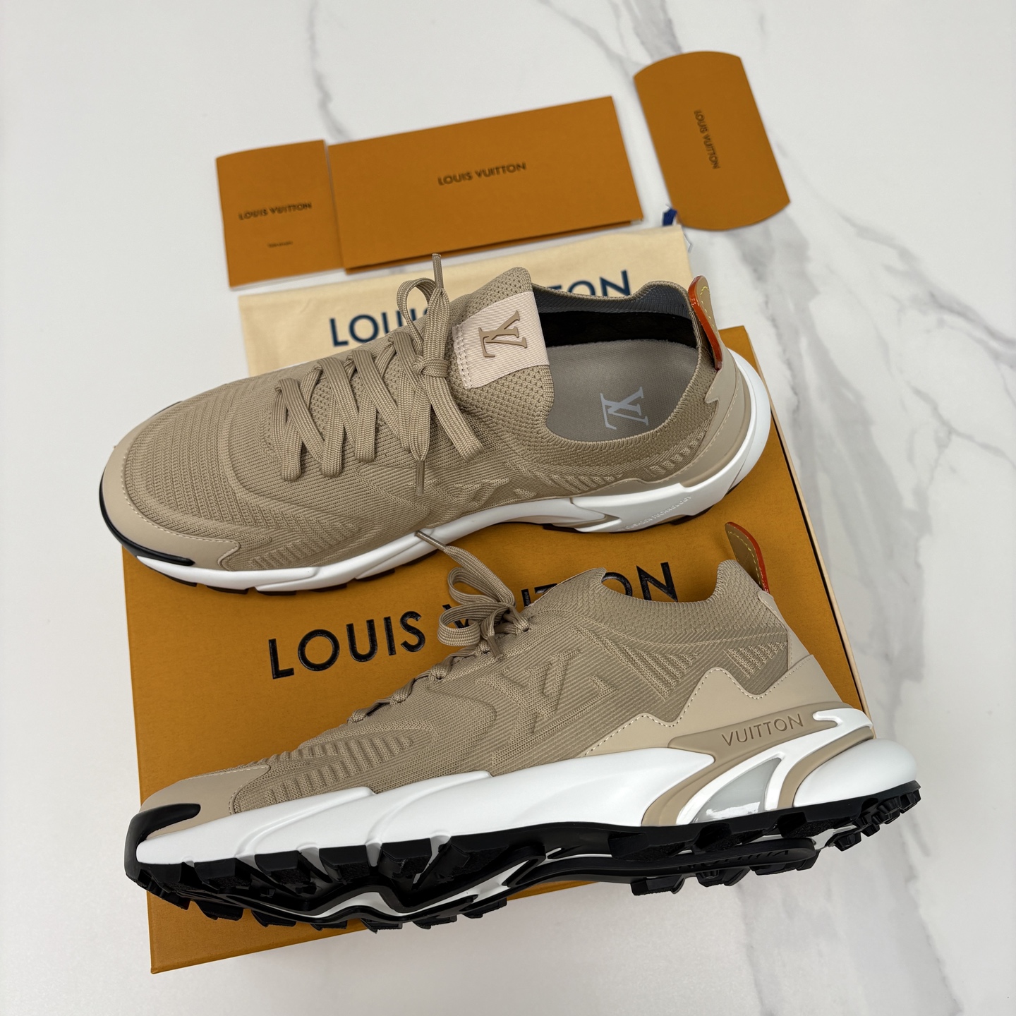 💋💍L家新品 飞织休闲运动鞋 不止奢潮，更是脚感与格调的双重盛宴。 这双鞋是 Lou*s Vuitto*