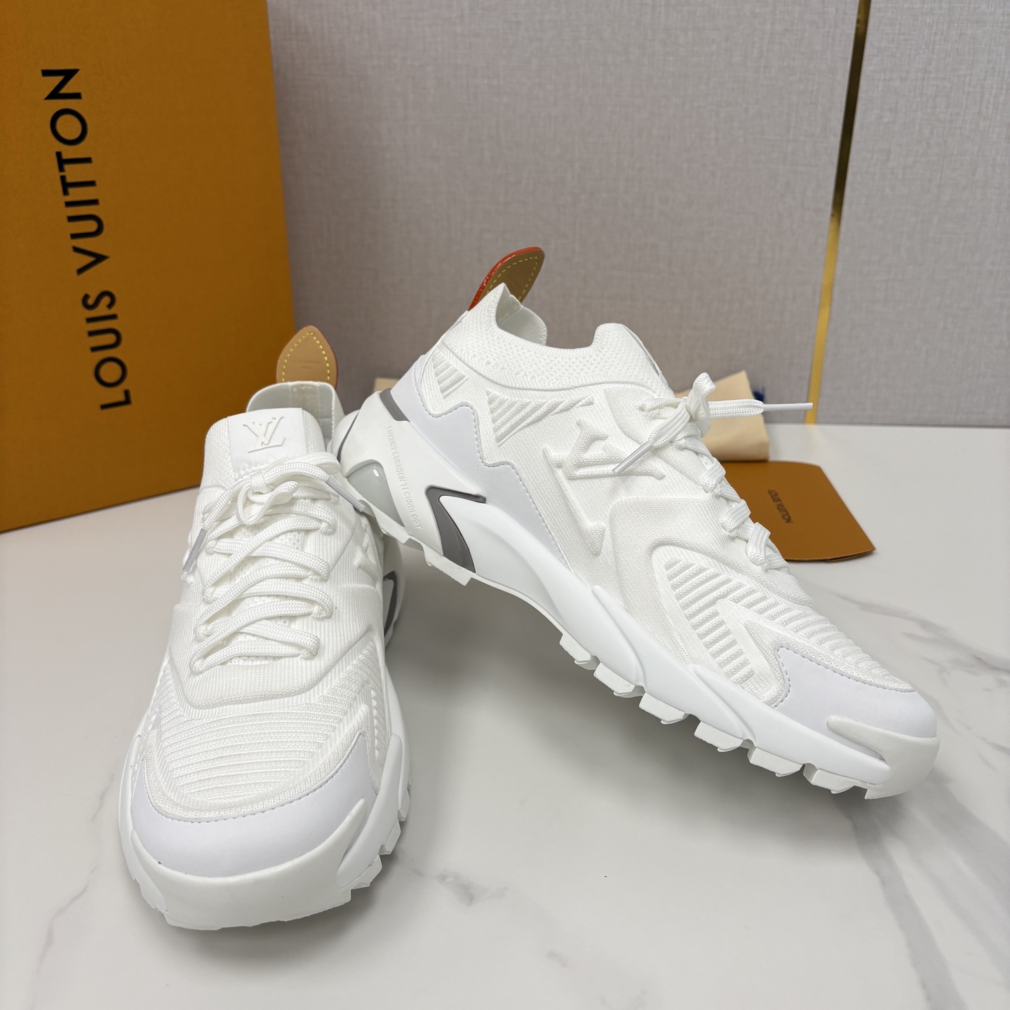 💋💍L家新品 飞织休闲运动鞋 不止奢潮，更是脚感与格调的双重盛宴。 这双鞋是 Lou*s Vuitto*
