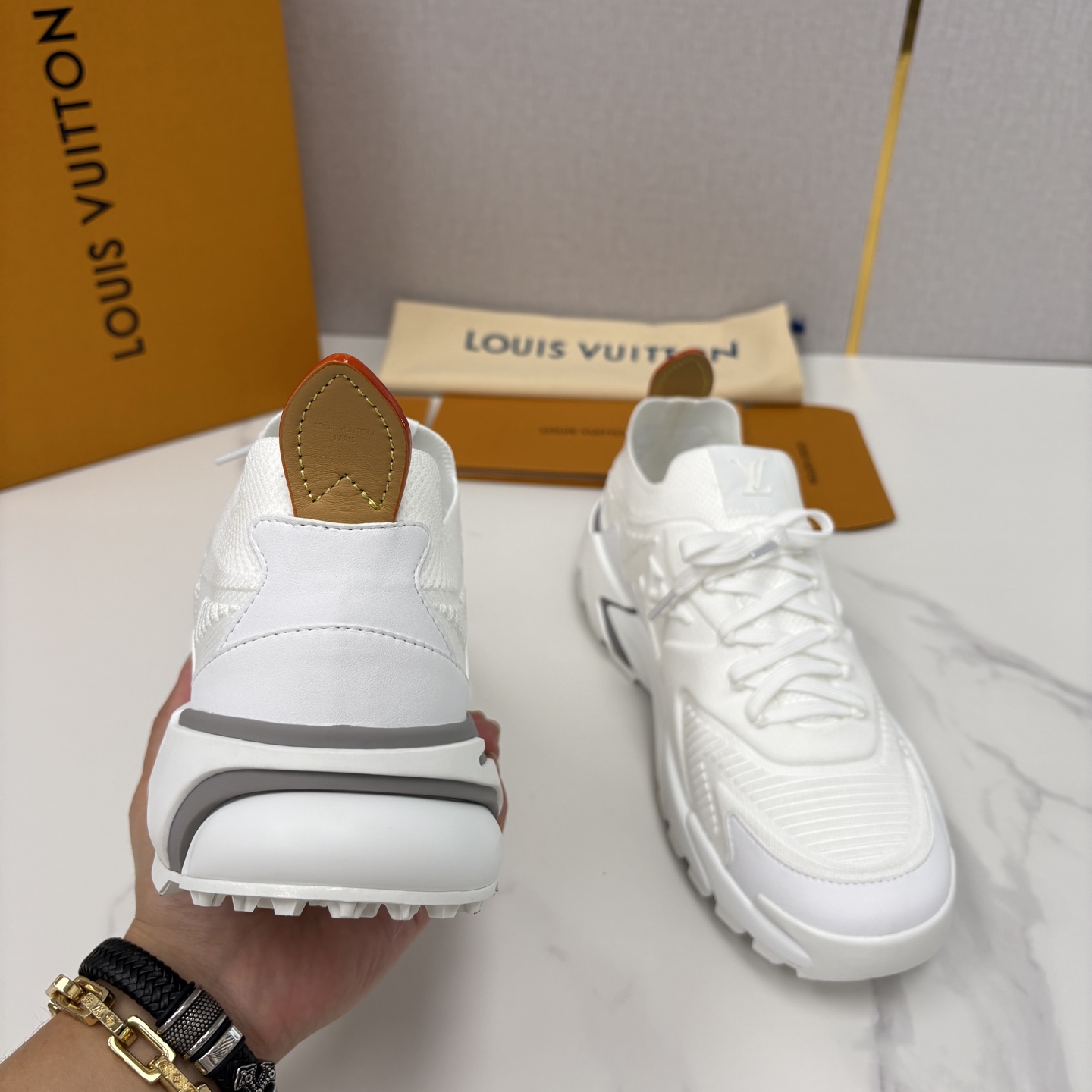 💋💍L家新品 飞织休闲运动鞋 不止奢潮，更是脚感与格调的双重盛宴。 这双鞋是 Lou*s Vuitto*