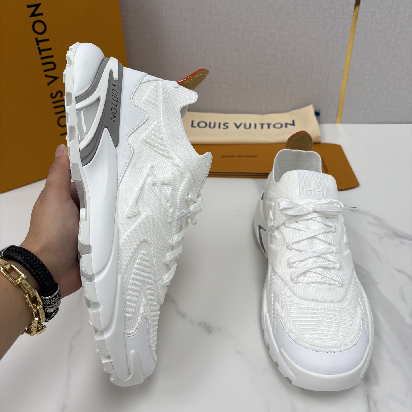 💋💍L家新品 飞织休闲运动鞋 不止奢潮，更是脚感与格调的双重盛宴。 这双鞋是 Lou*s Vuitto*