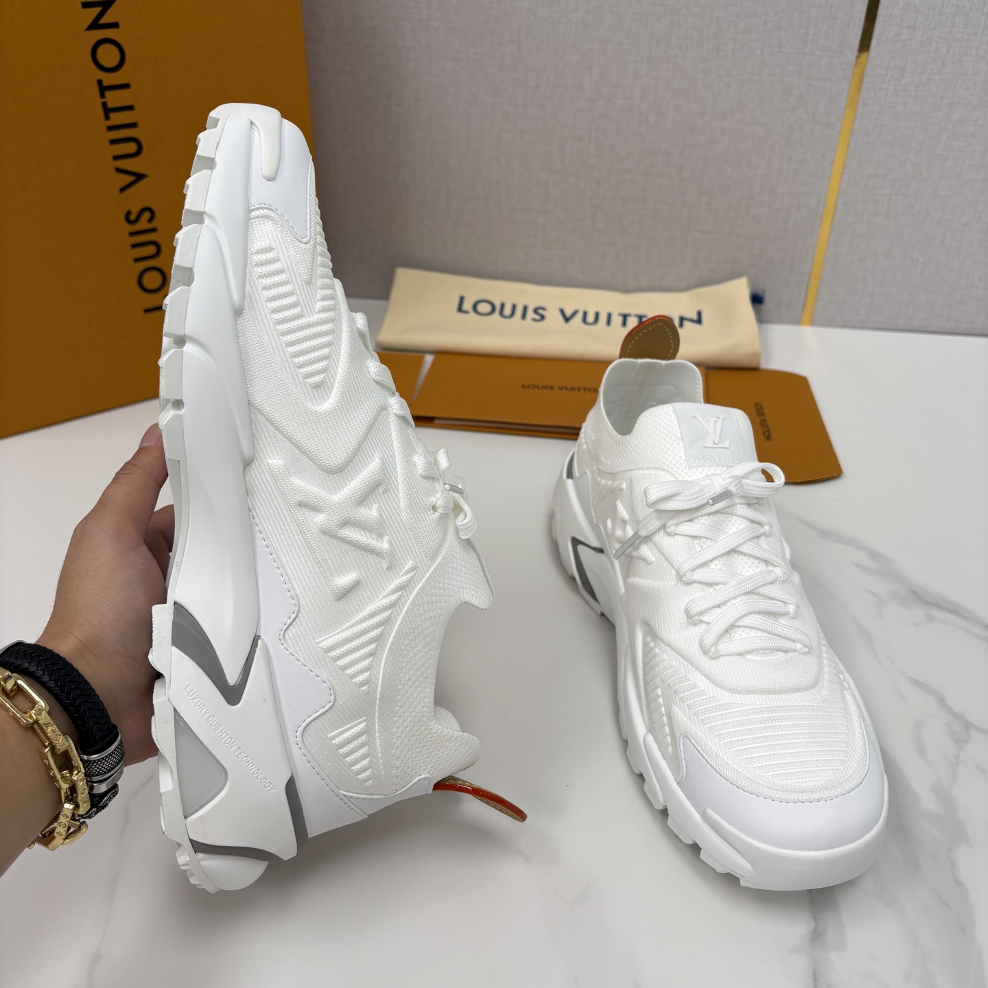 💋💍L家新品 飞织休闲运动鞋 不止奢潮，更是脚感与格调的双重盛宴。 这双鞋是 Lou*s Vuitto*
