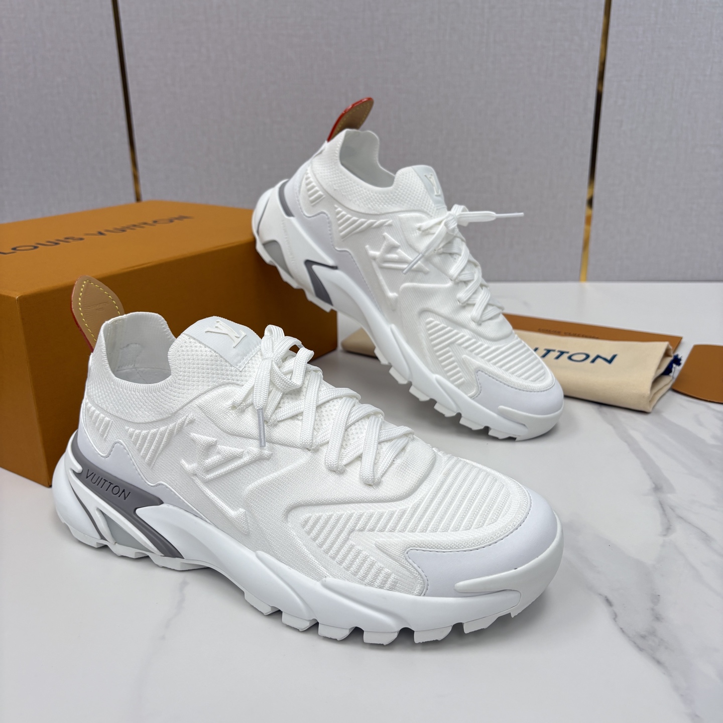 💋💍L家新品 飞织休闲运动鞋 不止奢潮，更是脚感与格调的双重盛宴。 这双鞋是 Lou*s Vuitto*