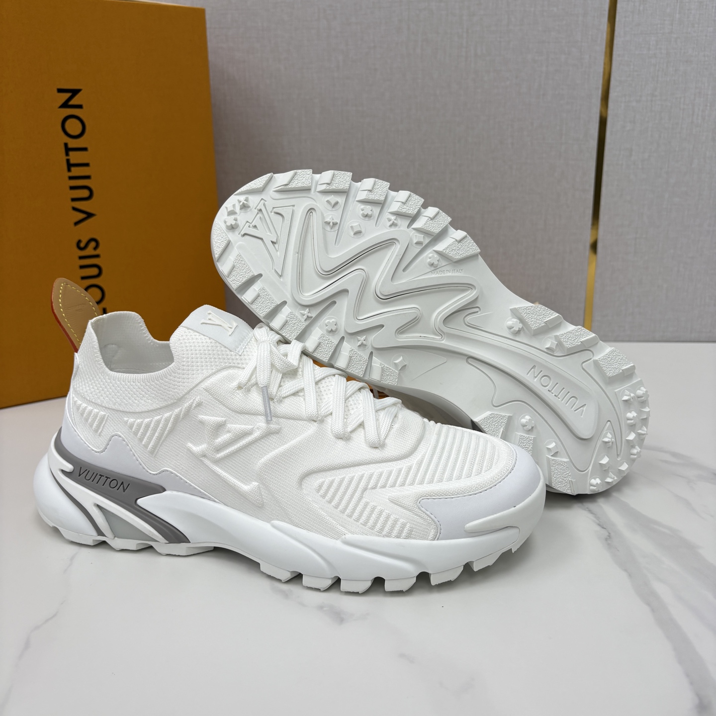 💋💍L家新品 飞织休闲运动鞋 不止奢潮，更是脚感与格调的双重盛宴。 这双鞋是 Lou*s Vuitto*