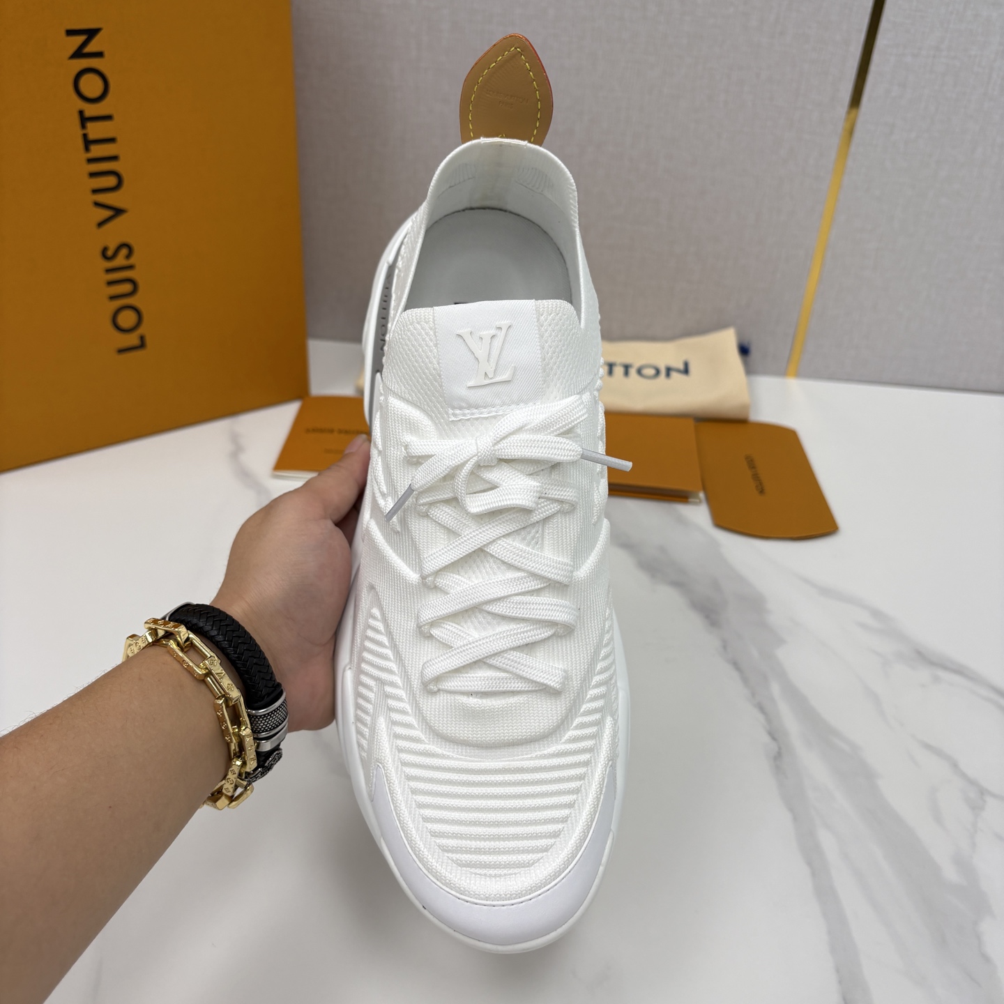 💋💍L家新品 飞织休闲运动鞋 不止奢潮，更是脚感与格调的双重盛宴。 这双鞋是 Lou*s Vuitto*