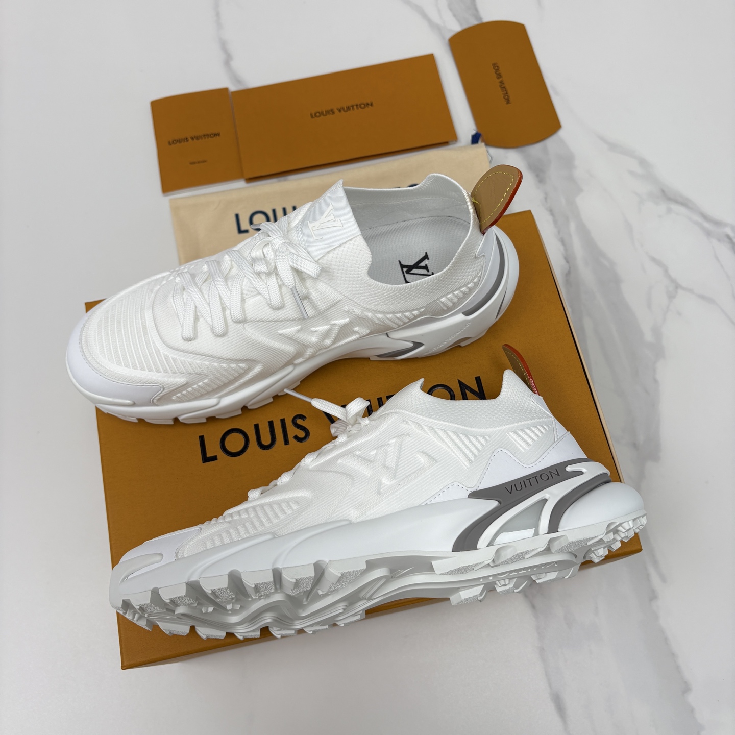 💋💍L家新品 飞织休闲运动鞋 不止奢潮，更是脚感与格调的双重盛宴。 这双鞋是 Lou*s Vuitto*