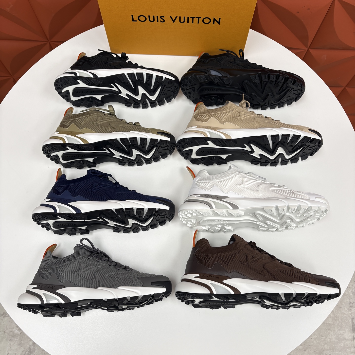 💋💍L家新品 飞织休闲运动鞋 不止奢潮，更是脚感与格调的双重盛宴。 这双鞋是 Lou*s Vuitto*