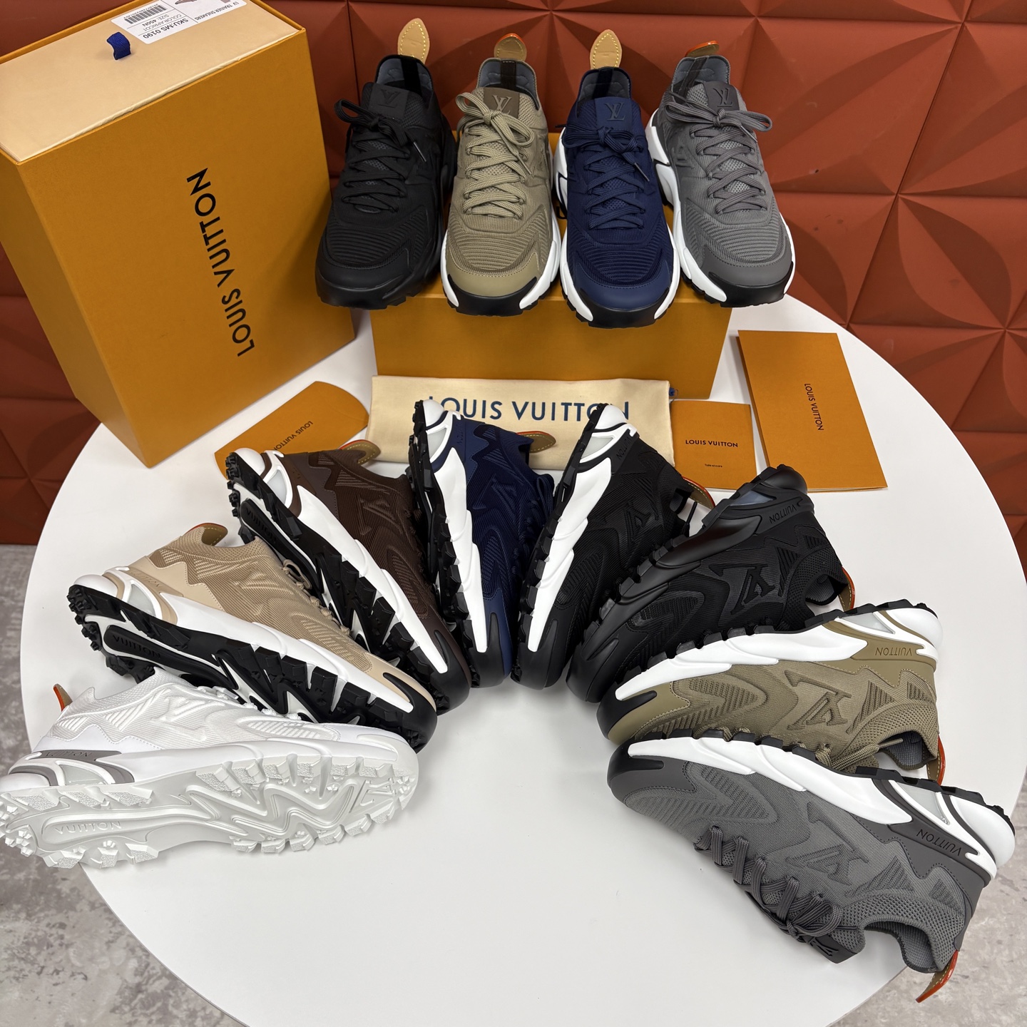 💋💍L家新品 飞织休闲运动鞋 不止奢潮，更是脚感与格调的双重盛宴。 这双鞋是 Lou*s Vuitto*