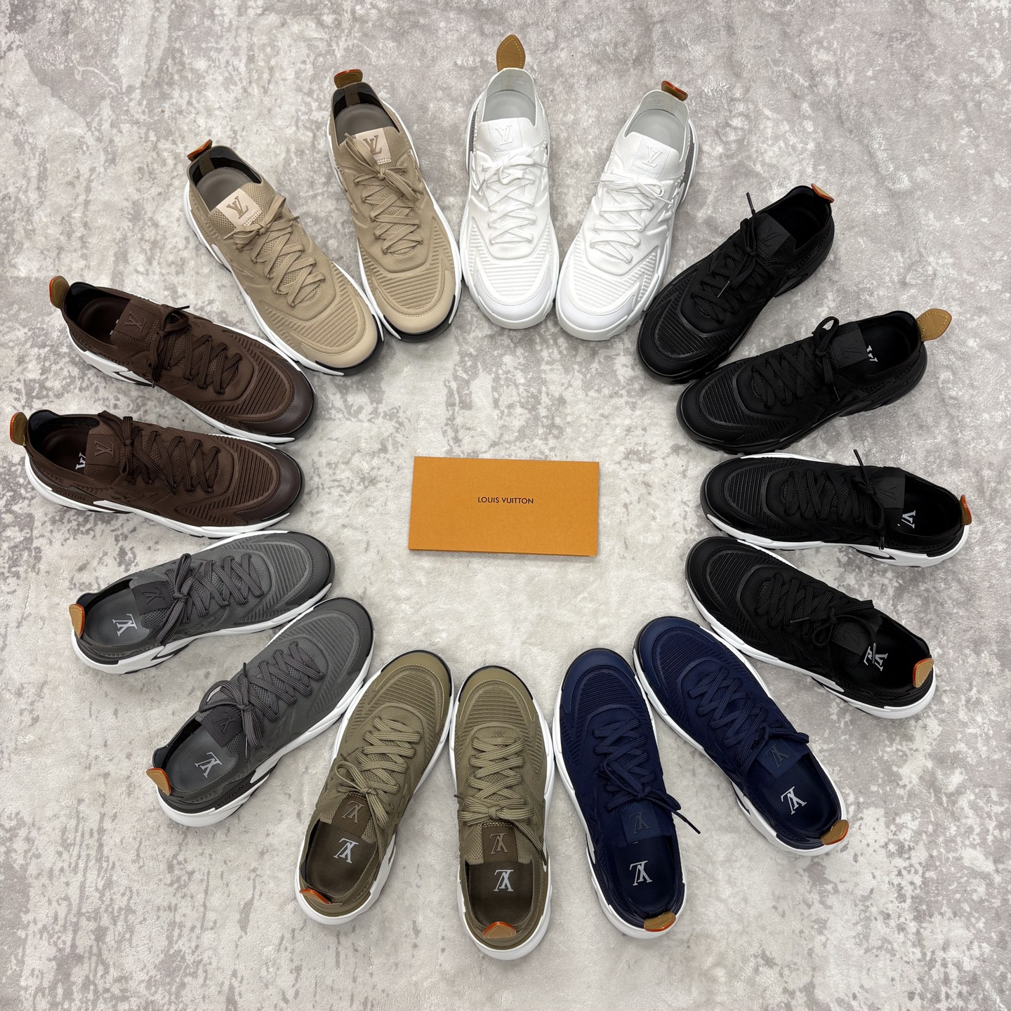 💋💍L家新品 飞织休闲运动鞋 不止奢潮，更是脚感与格调的双重盛宴。 这双鞋是 Lou*s Vuitto*