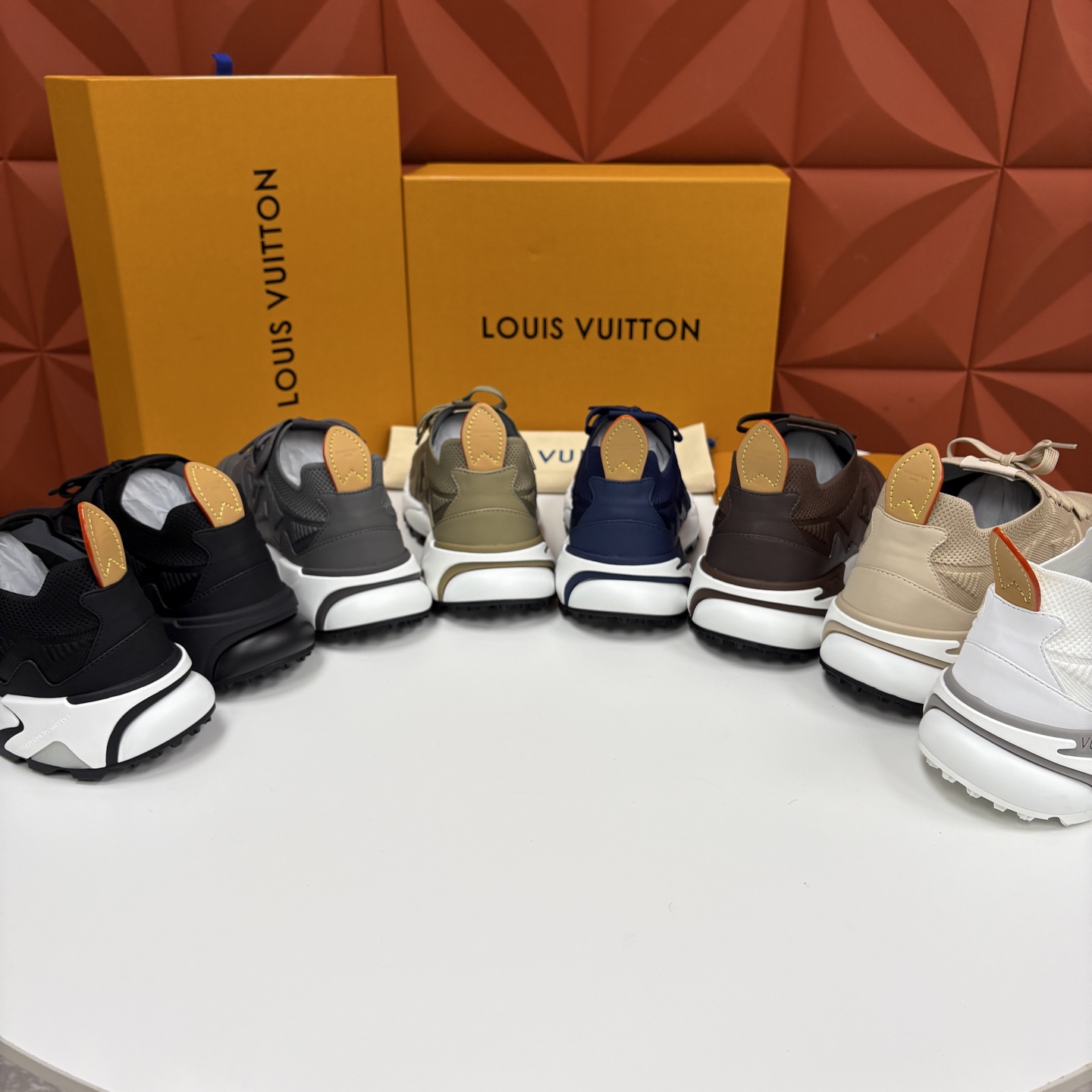💋💍L家新品 飞织休闲运动鞋 不止奢潮，更是脚感与格调的双重盛宴。 这双鞋是 Lou*s Vuitto*
