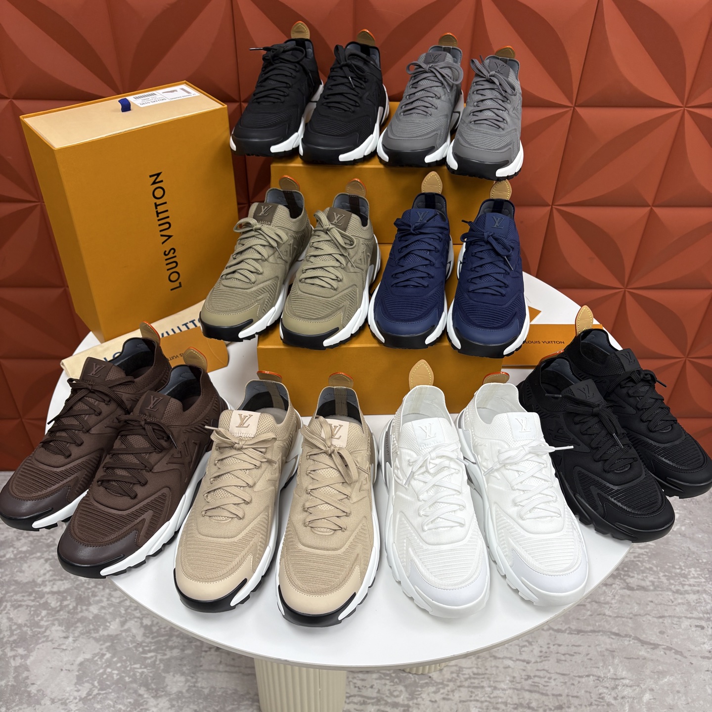 💋💍L家新品 飞织休闲运动鞋 不止奢潮，更是脚感与格调的双重盛宴。 这双鞋是 Lou*s Vuitto*