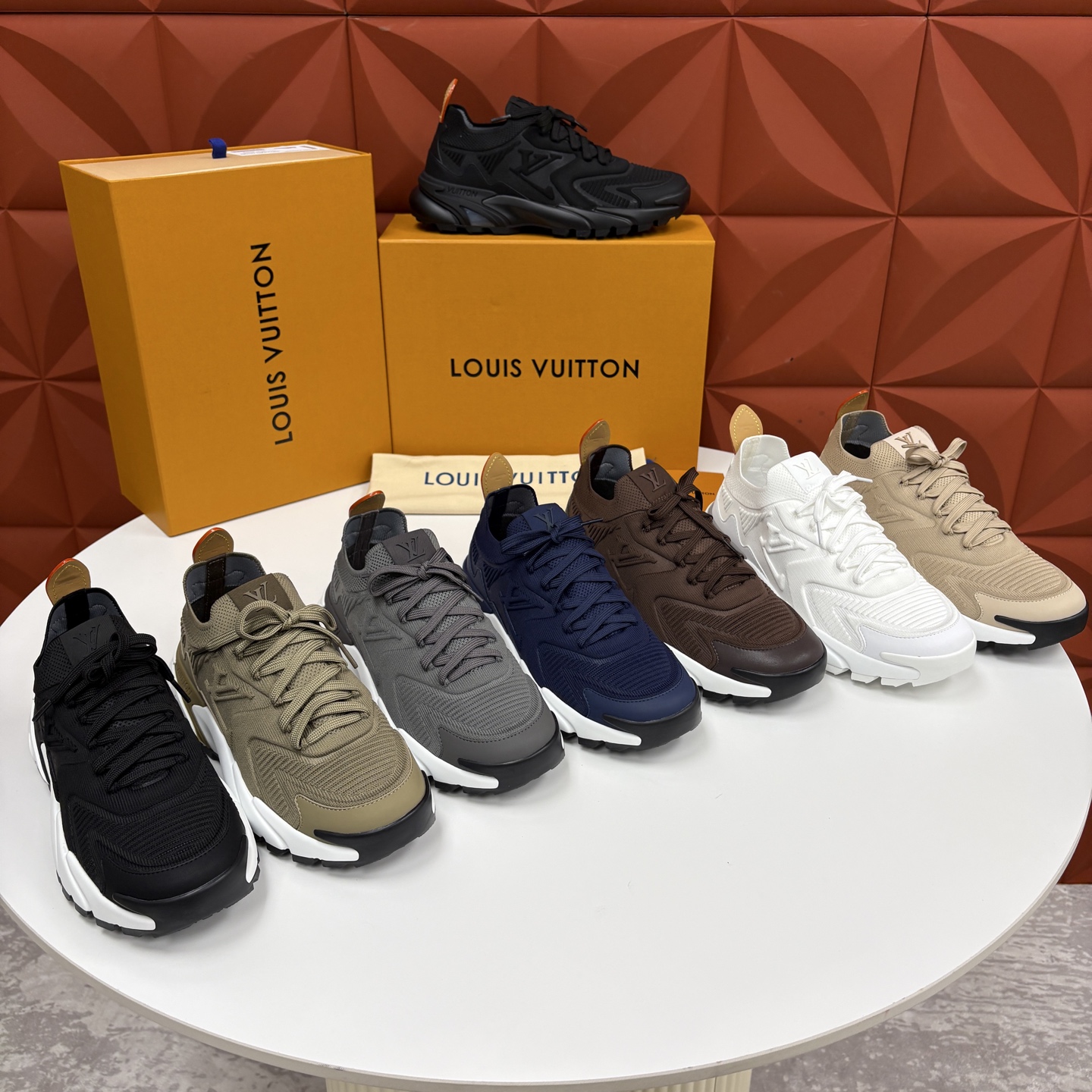 💋💍L家新品 飞织休闲运动鞋 不止奢潮，更是脚感与格调的双重盛宴。 这双鞋是 Lou*s Vuitto*