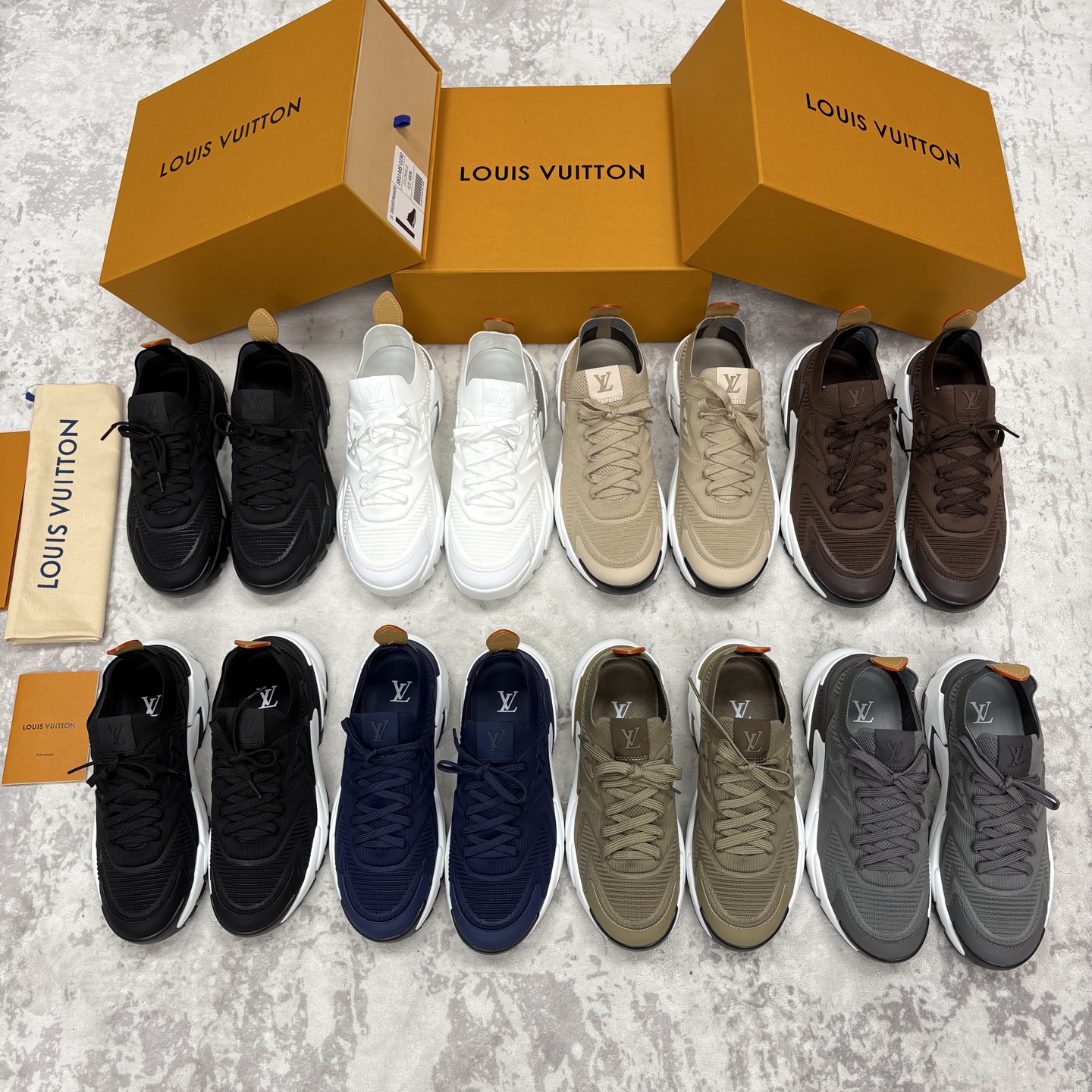 💋💍L家新品 飞织休闲运动鞋 不止奢潮，更是脚感与格调的双重盛宴。 这双鞋是 Lou*s Vuitto*