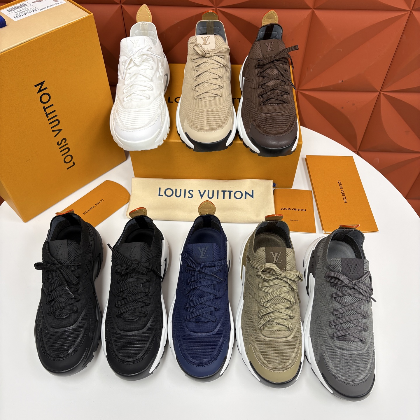 💋💍L家新品 飞织休闲运动鞋 不止奢潮，更是脚感与格调的双重盛宴。 这双鞋是 Lou*s Vuitto*