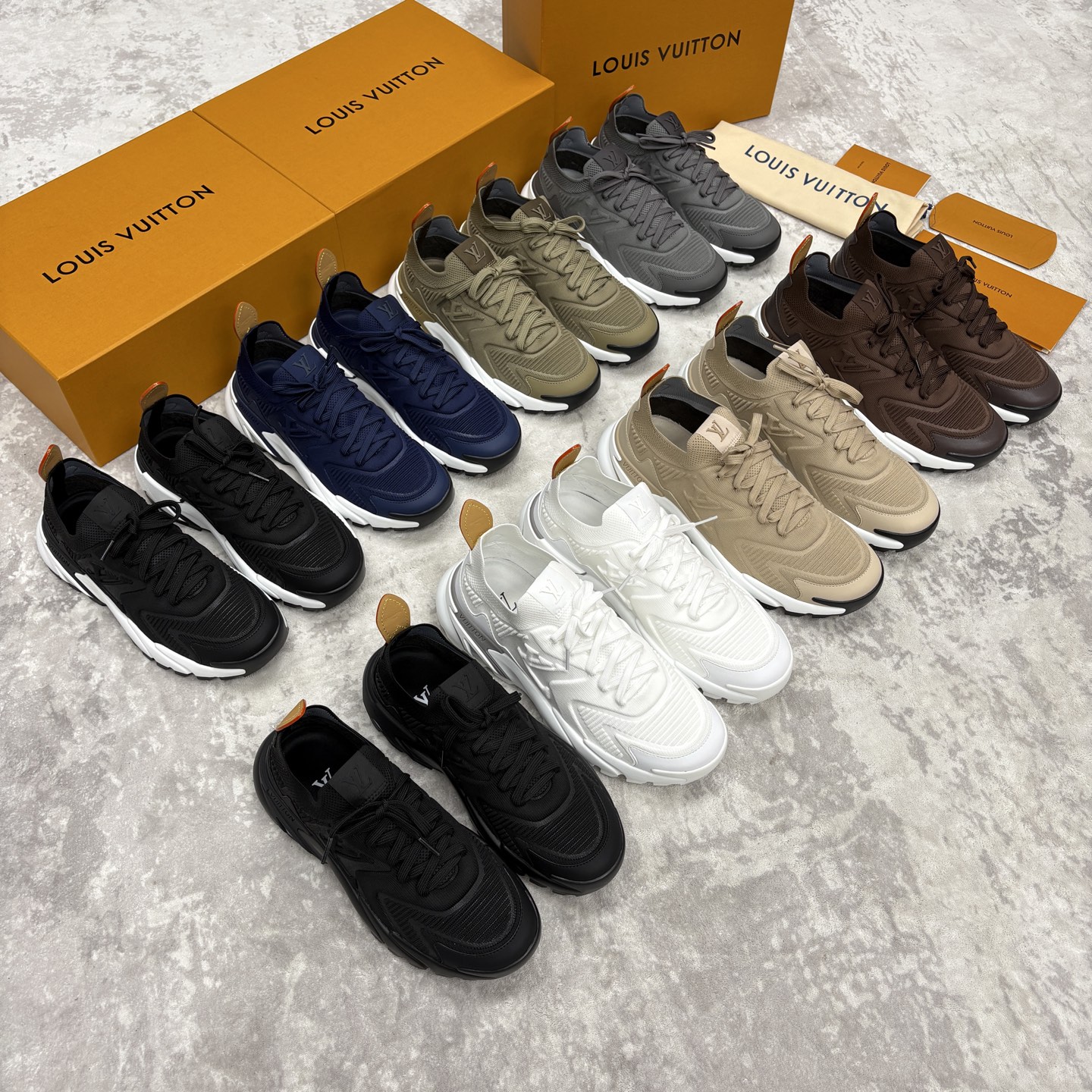 💋💍L家新品 飞织休闲运动鞋 不止奢潮，更是脚感与格调的双重盛宴。 这双鞋是 Lou*s Vuitto*