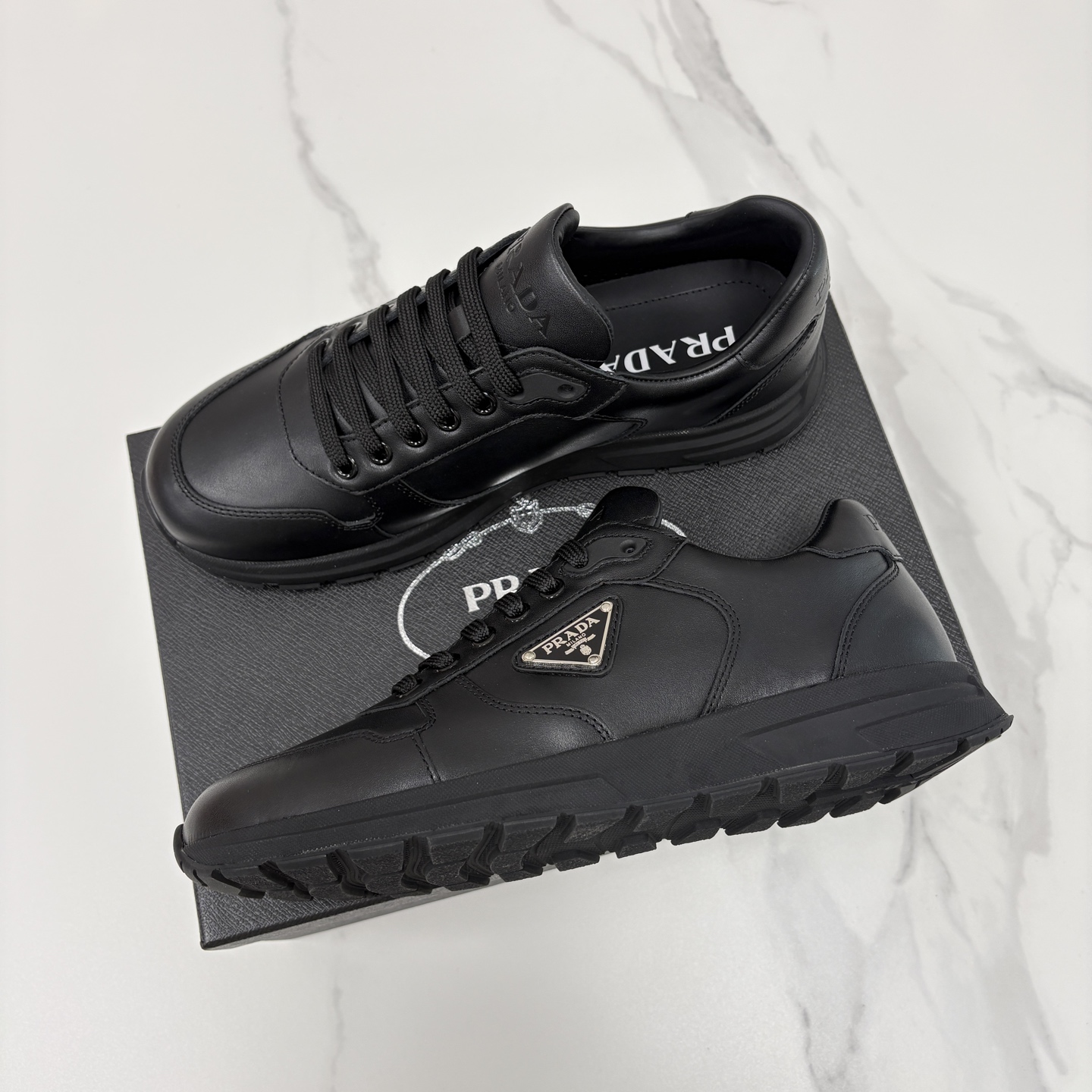 💋💍P 家新品 Prad* 普拉-达 新款男士小牛皮运动鞋出货！ 莞产猛货。经典三角标男士休闲运动鞋。采