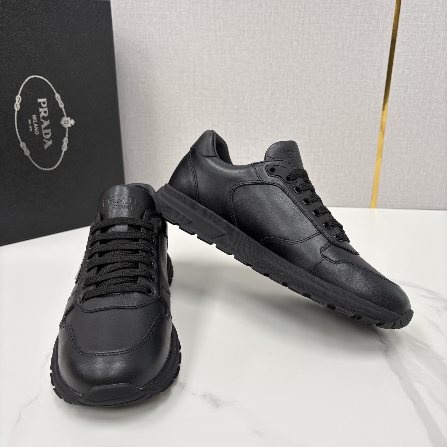 💋💍P 家新品 Prad* 普拉-达 新款男士小牛皮运动鞋出货！ 莞产猛货。经典三角标男士休闲运动鞋。采