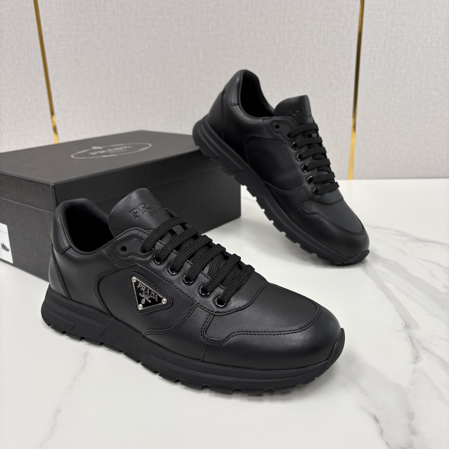 💋💍P 家新品 Prad* 普拉-达 新款男士小牛皮运动鞋出货！ 莞产猛货。经典三角标男士休闲运动鞋。采