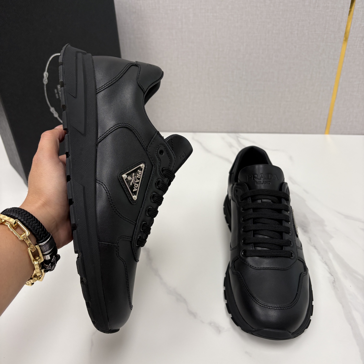 💋💍P 家新品 Prad* 普拉-达 新款男士小牛皮运动鞋出货！ 莞产猛货。经典三角标男士休闲运动鞋。采