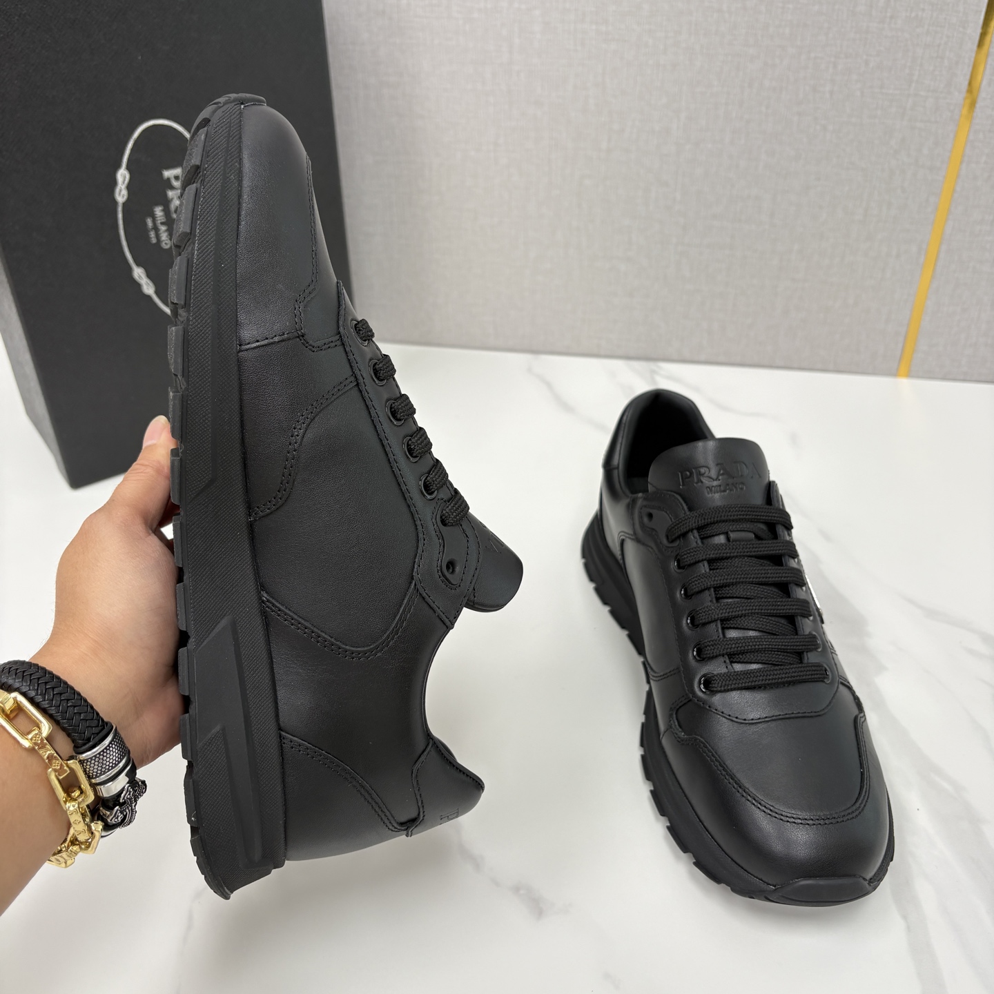 💋💍P 家新品 Prad* 普拉-达 新款男士小牛皮运动鞋出货！ 莞产猛货。经典三角标男士休闲运动鞋。采
