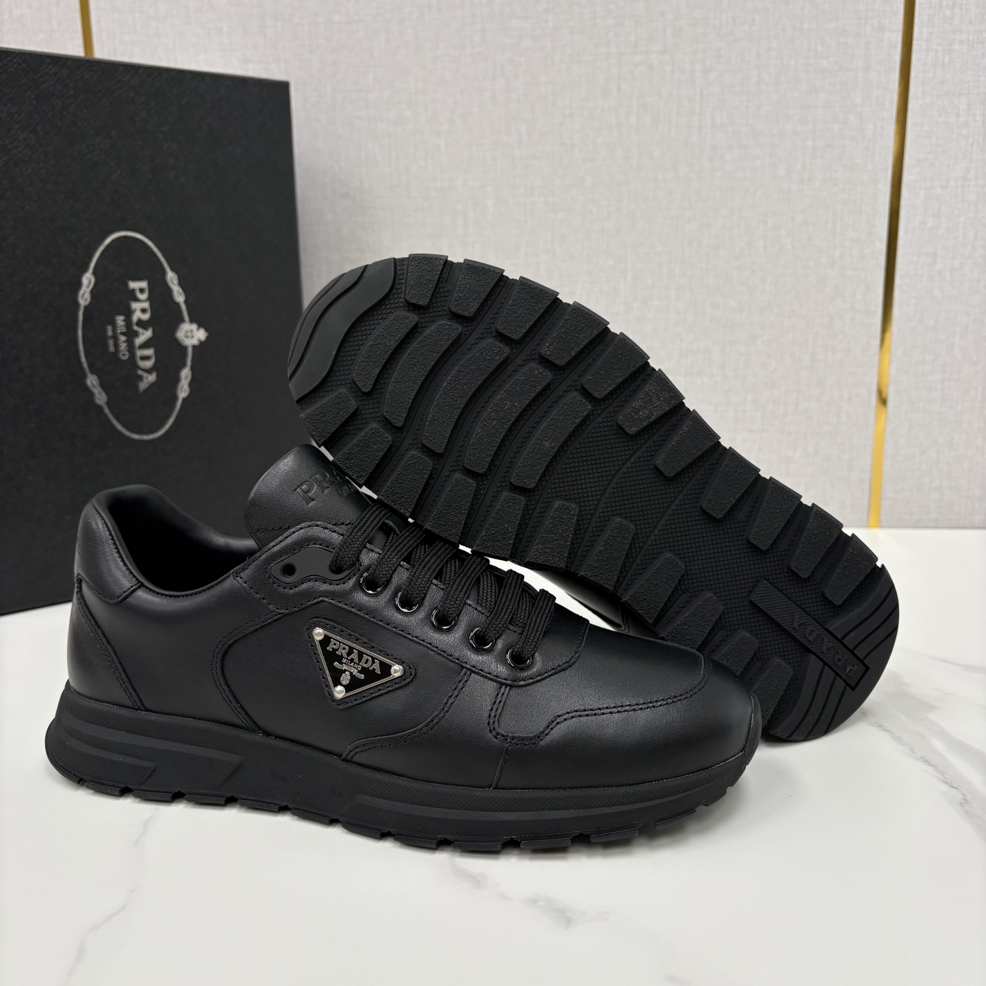 💋💍P 家新品 Prad* 普拉-达 新款男士小牛皮运动鞋出货！ 莞产猛货。经典三角标男士休闲运动鞋。采