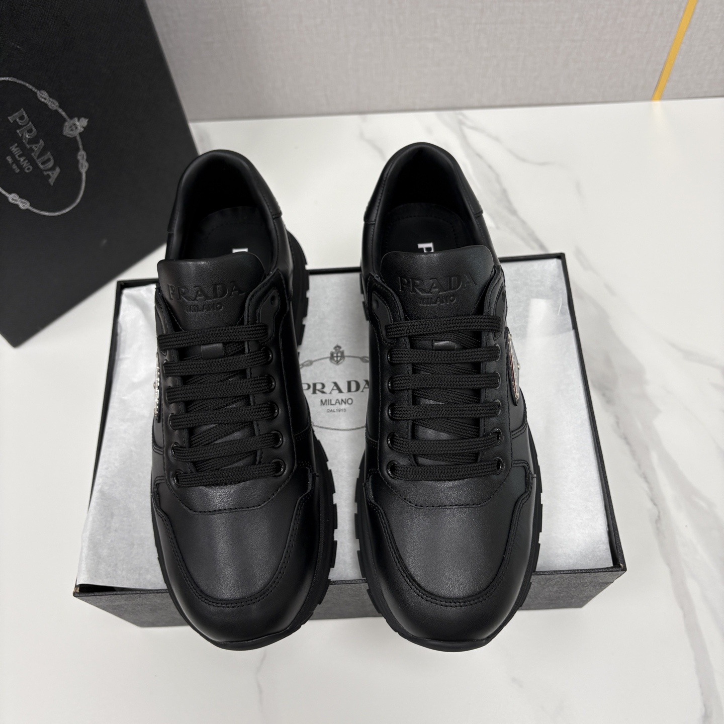 💋💍P 家新品 Prad* 普拉-达 新款男士小牛皮运动鞋出货！ 莞产猛货。经典三角标男士休闲运动鞋。采
