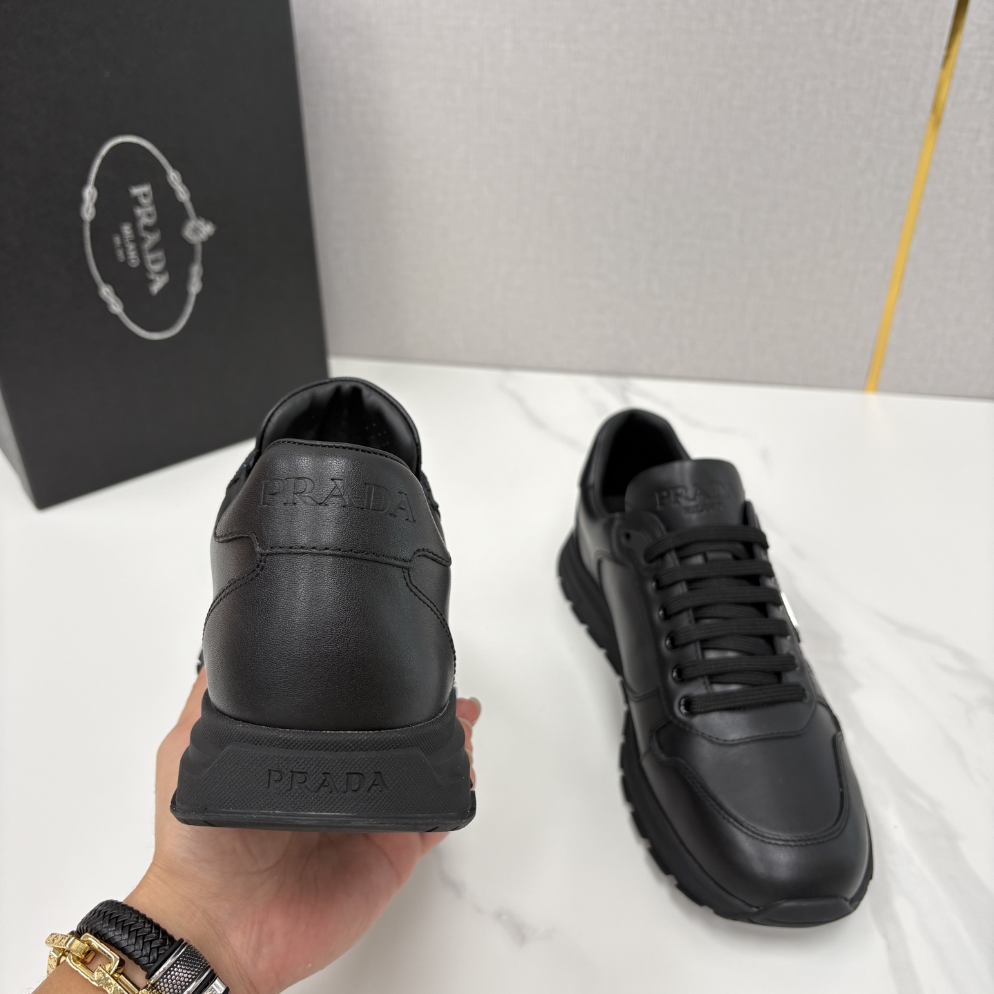 💋💍P 家新品 Prad* 普拉-达 新款男士小牛皮运动鞋出货！ 莞产猛货。经典三角标男士休闲运动鞋。采