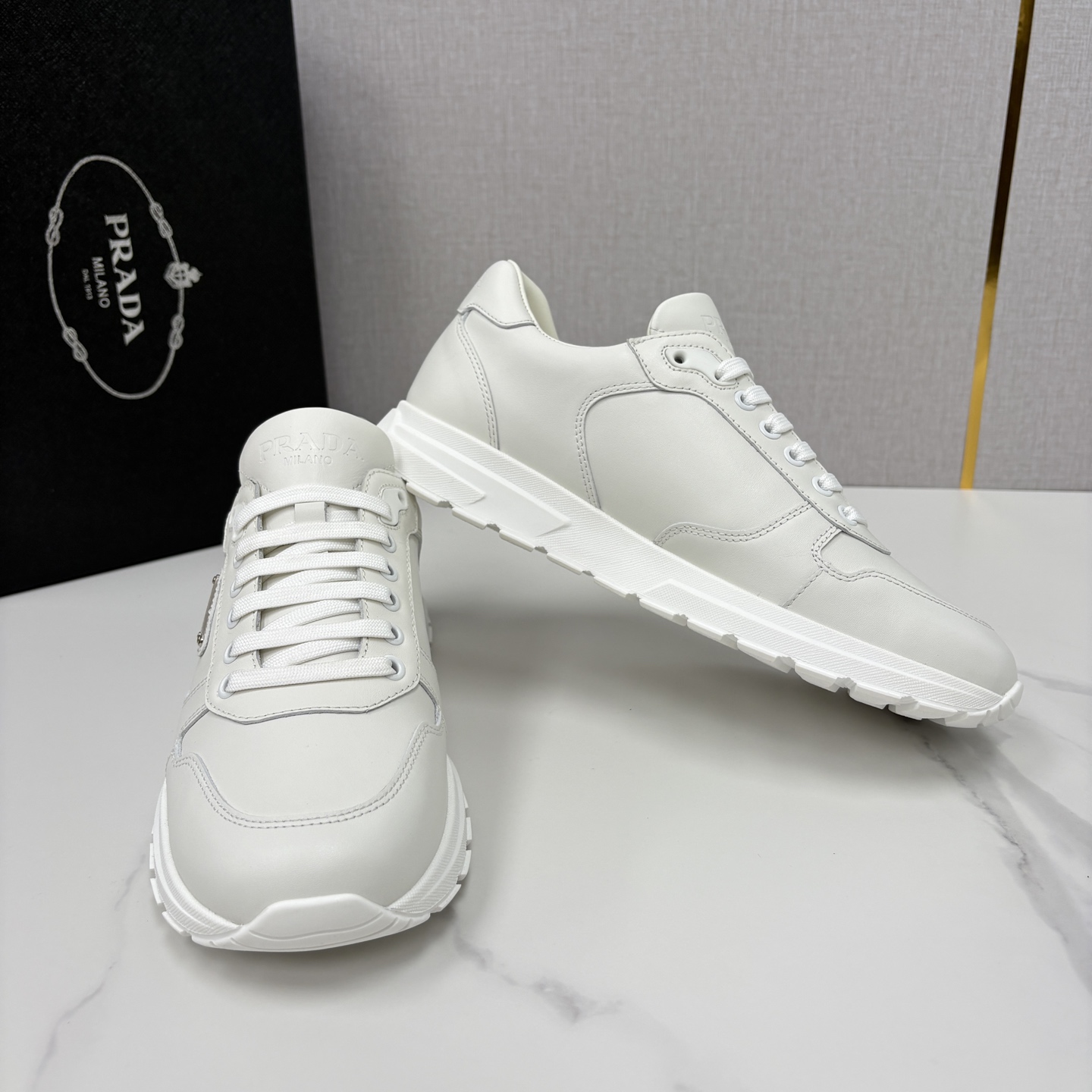 💋💍P 家新品 Prad* 普拉-达 新款男士小牛皮运动鞋出货！ 莞产猛货。经典三角标男士休闲运动鞋。采