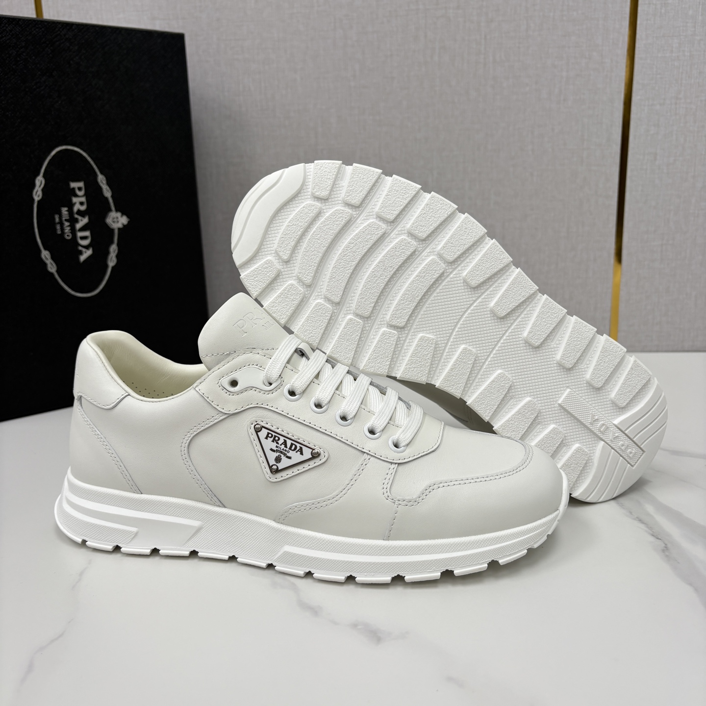 💋💍P 家新品 Prad* 普拉-达 新款男士小牛皮运动鞋出货！ 莞产猛货。经典三角标男士休闲运动鞋。采