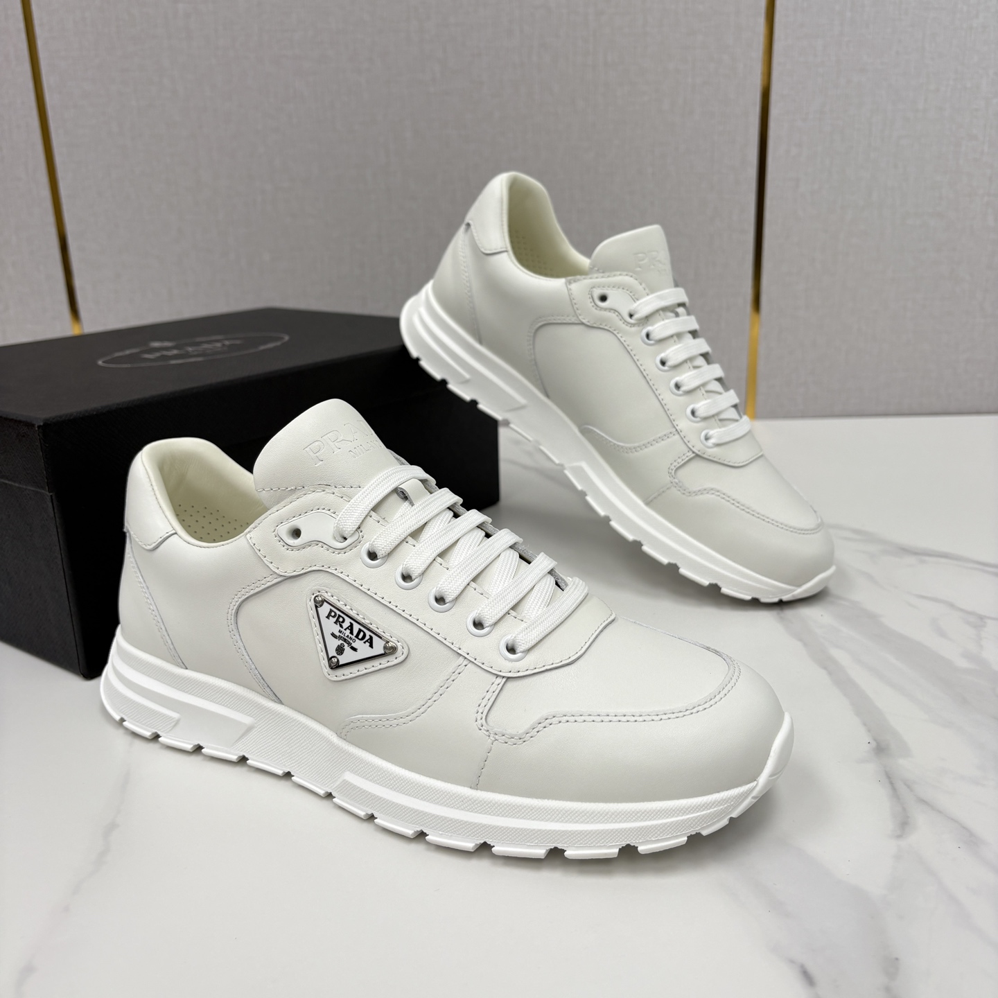 💋💍P 家新品 Prad* 普拉-达 新款男士小牛皮运动鞋出货！ 莞产猛货。经典三角标男士休闲运动鞋。采