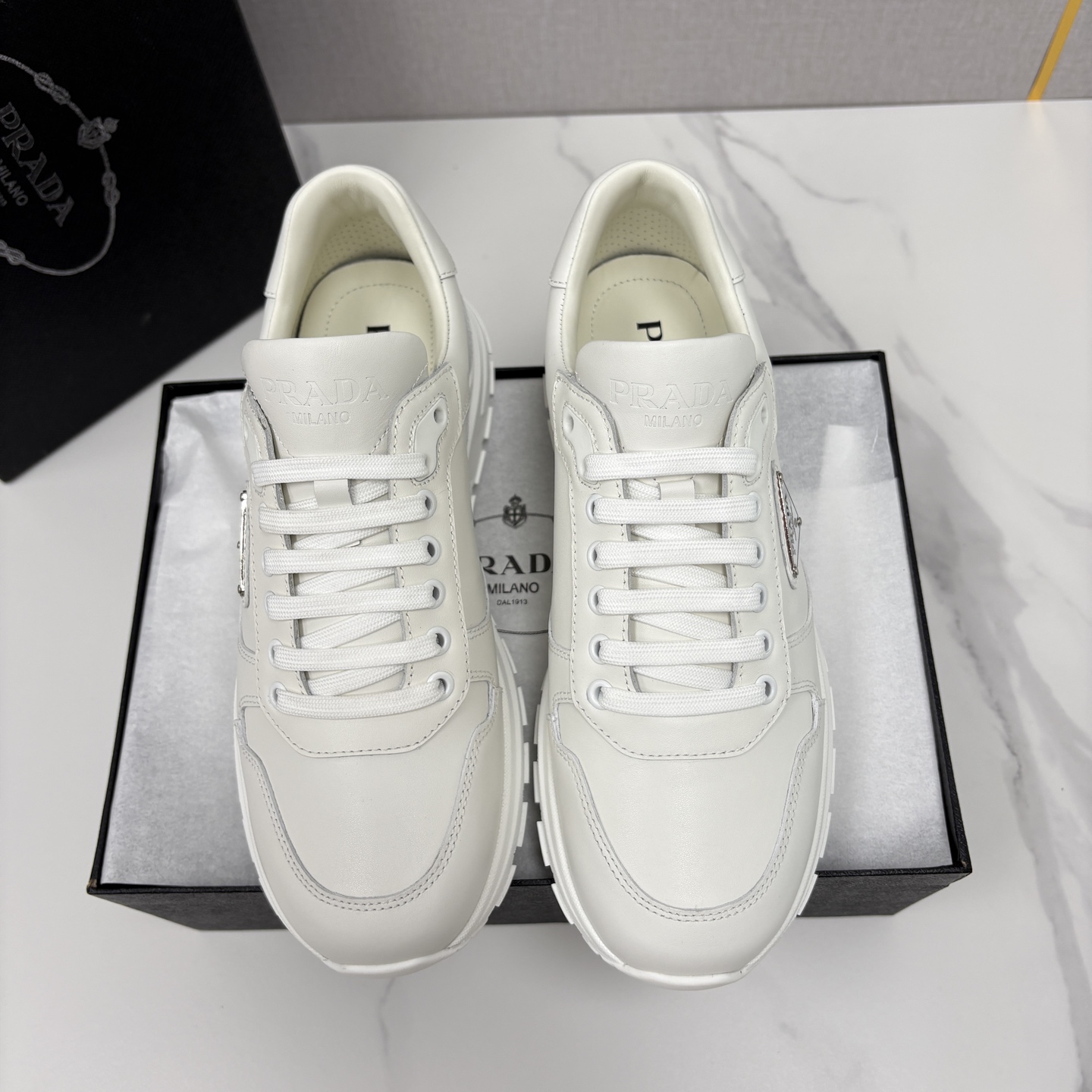 💋💍P 家新品 Prad* 普拉-达 新款男士小牛皮运动鞋出货！ 莞产猛货。经典三角标男士休闲运动鞋。采