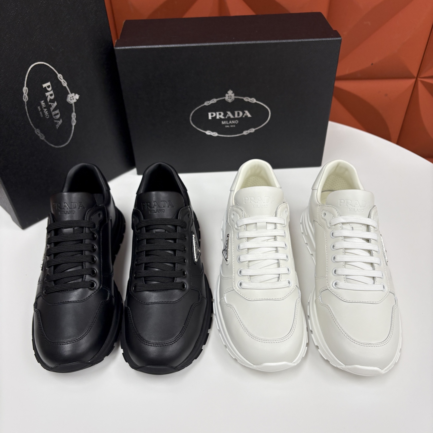 💋💍P 家新品 Prad* 普拉-达 新款男士小牛皮运动鞋出货！ 莞产猛货。经典三角标男士休闲运动鞋。采