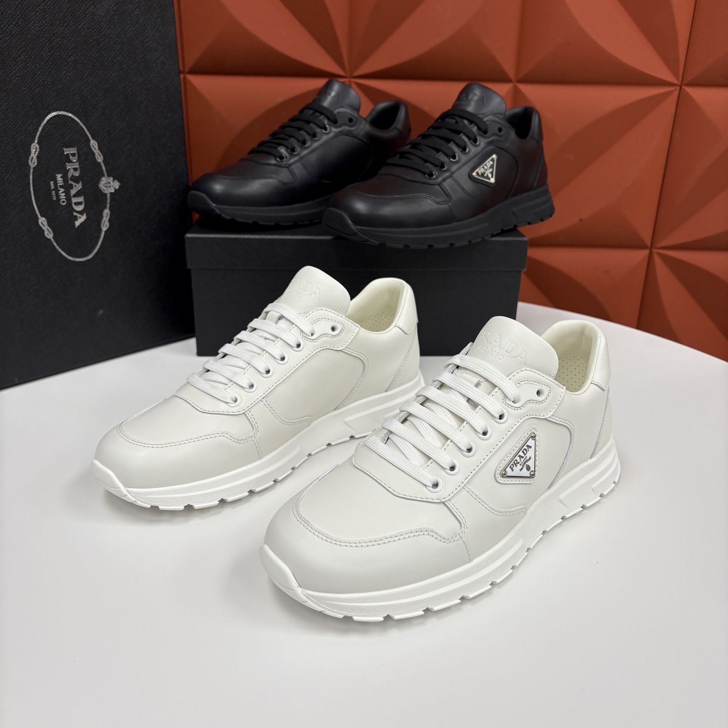 💋💍P 家新品 Prad* 普拉-达 新款男士小牛皮运动鞋出货！ 莞产猛货。经典三角标男士休闲运动鞋。采