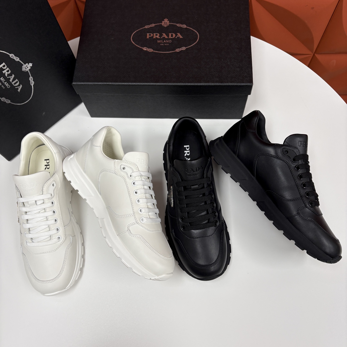 💋💍P 家新品 Prad* 普拉-达 新款男士小牛皮运动鞋出货！ 莞产猛货。经典三角标男士休闲运动鞋。采