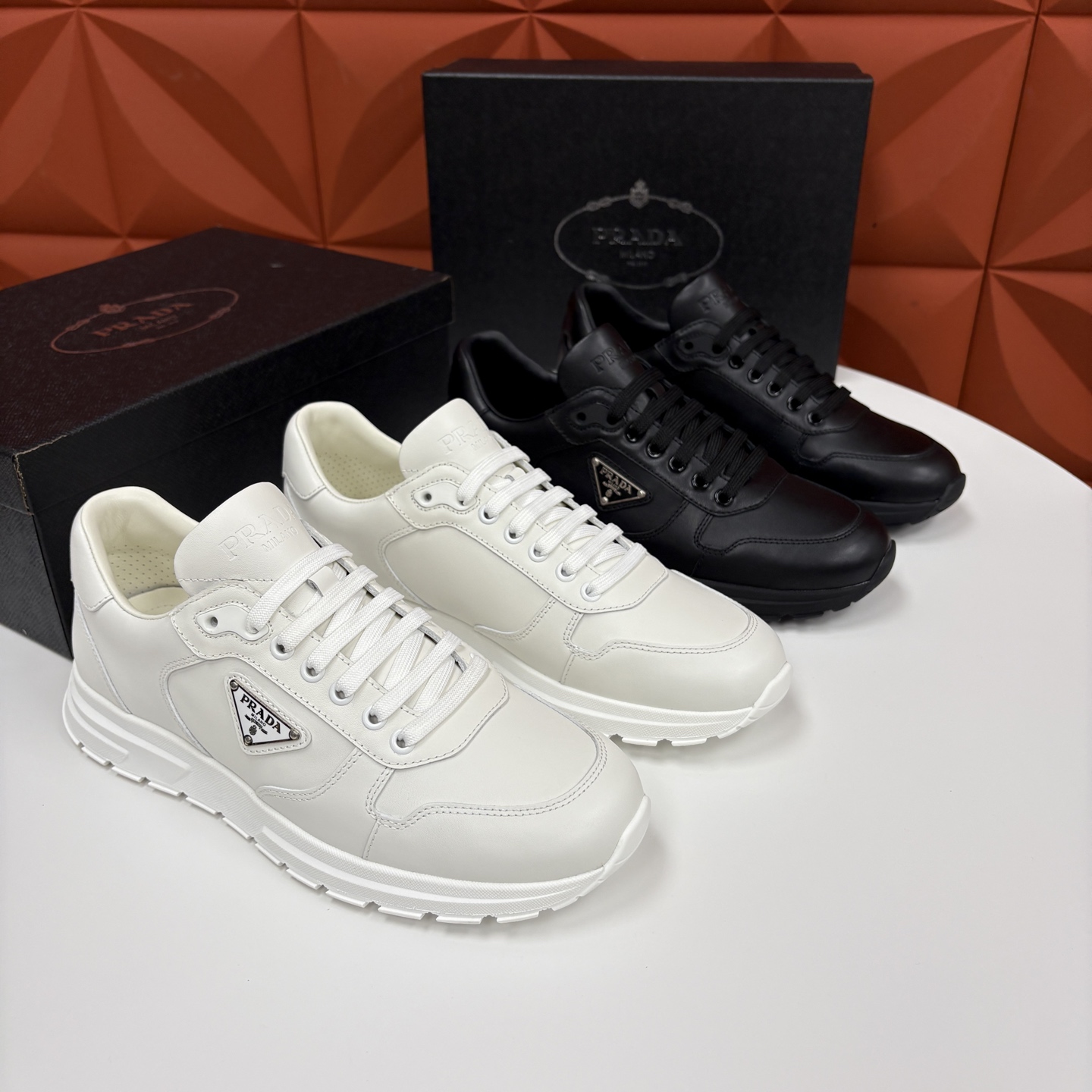 💋💍P 家新品 Prad* 普拉-达 新款男士小牛皮运动鞋出货！ 莞产猛货。经典三角标男士休闲运动鞋。采