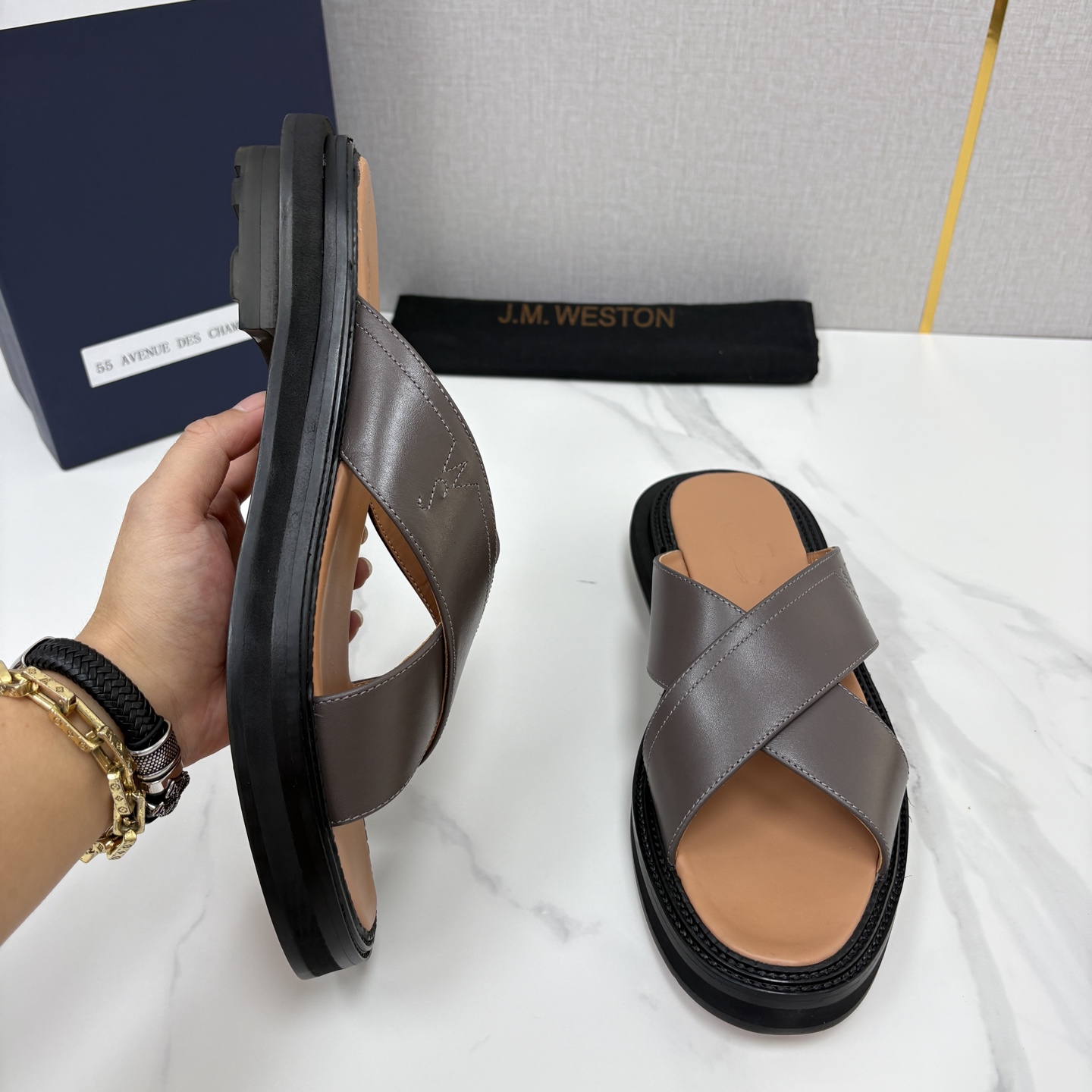 💋💍J.M.WESTO*N 威士-顿  法式轻奢新品交叉真皮凉拖   一双能穿出高级感的真皮拖鞋，通勤度