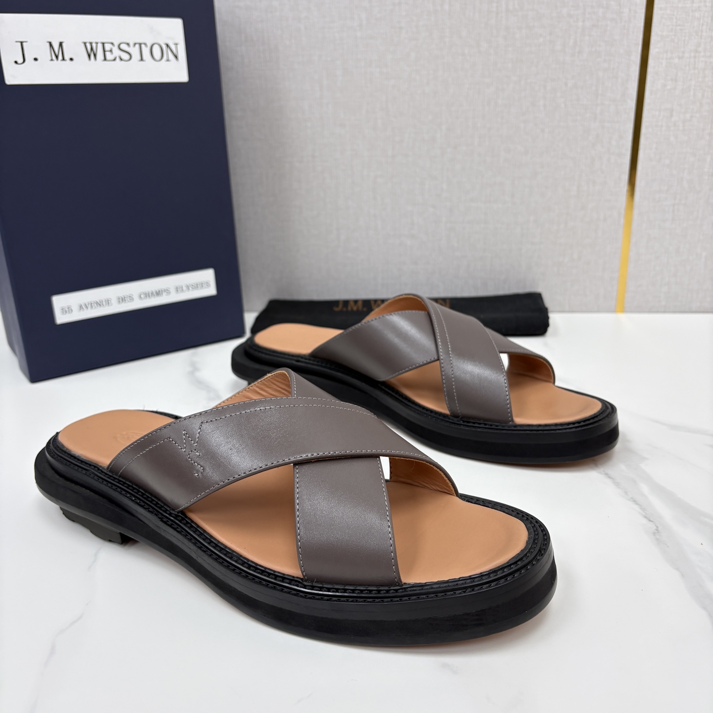 💋💍J.M.WESTO*N 威士-顿  法式轻奢新品交叉真皮凉拖   一双能穿出高级感的真皮拖鞋，通勤度
